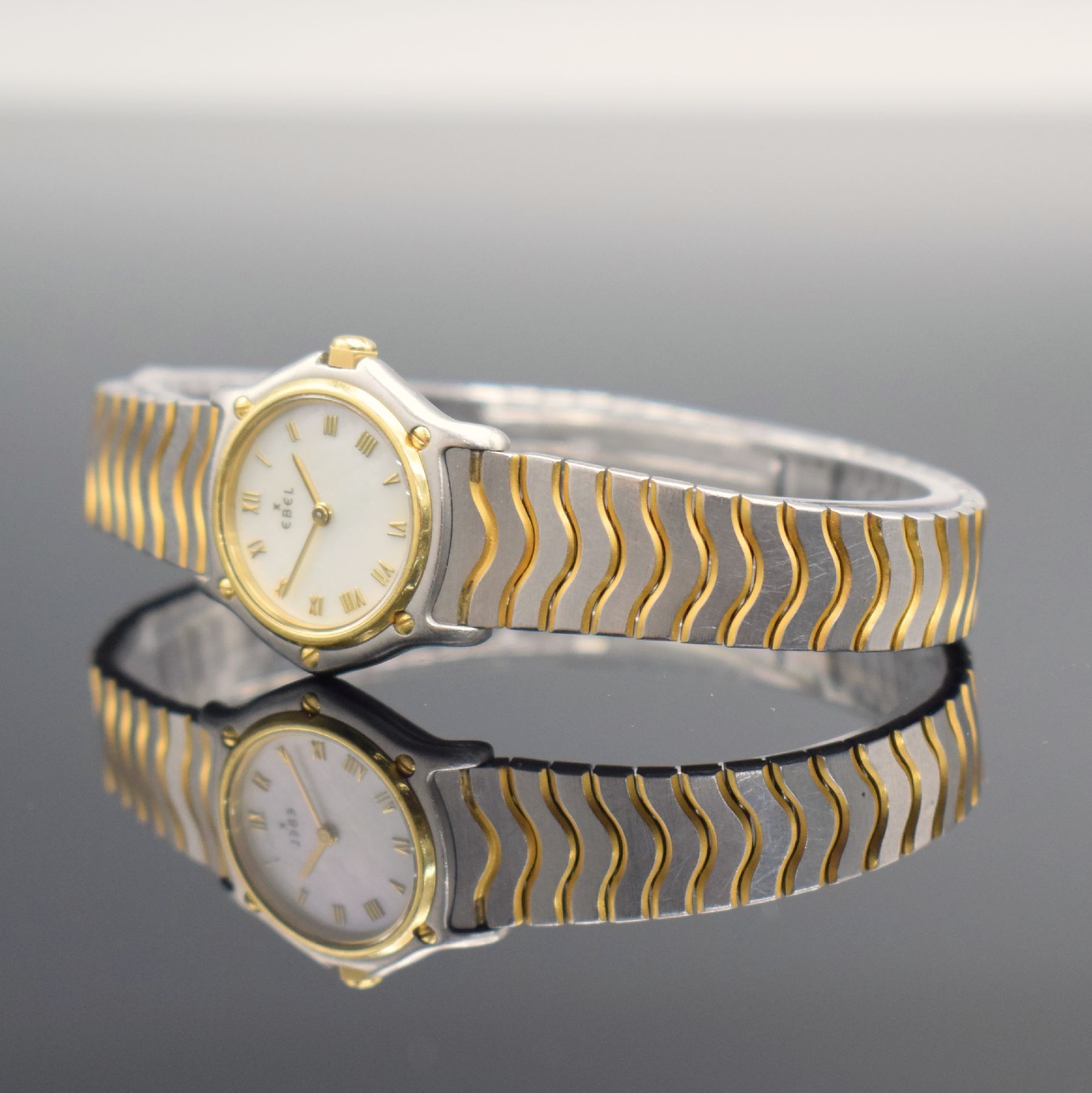 Detail d: EBEL Damenarmbanduhr Classic Wave Referenz 1057901, Schweiz um 1995, Edelstahl/Gold kombiniert inkl. Wellengliederband m. Faltschl., Lün. gegen Geh. ...