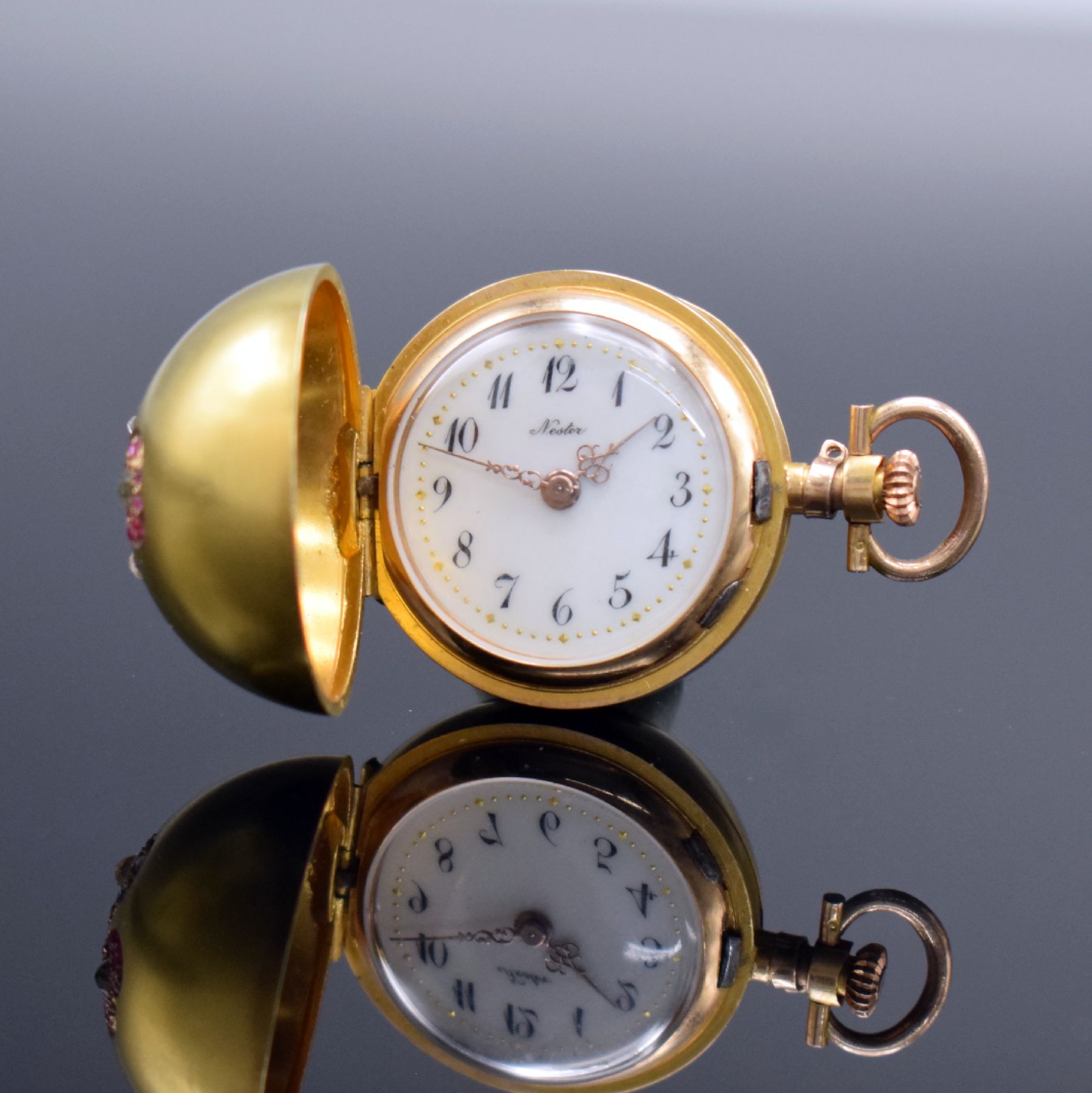 Detail b: NESTOR ausgefallen Zylinder-Damentaschenuhr in GG 585/000, Handaufzug, Schweiz um 1910, l. dell. Außengehäuse in Form einer Kugel aufw. m. Rubinen, ...
