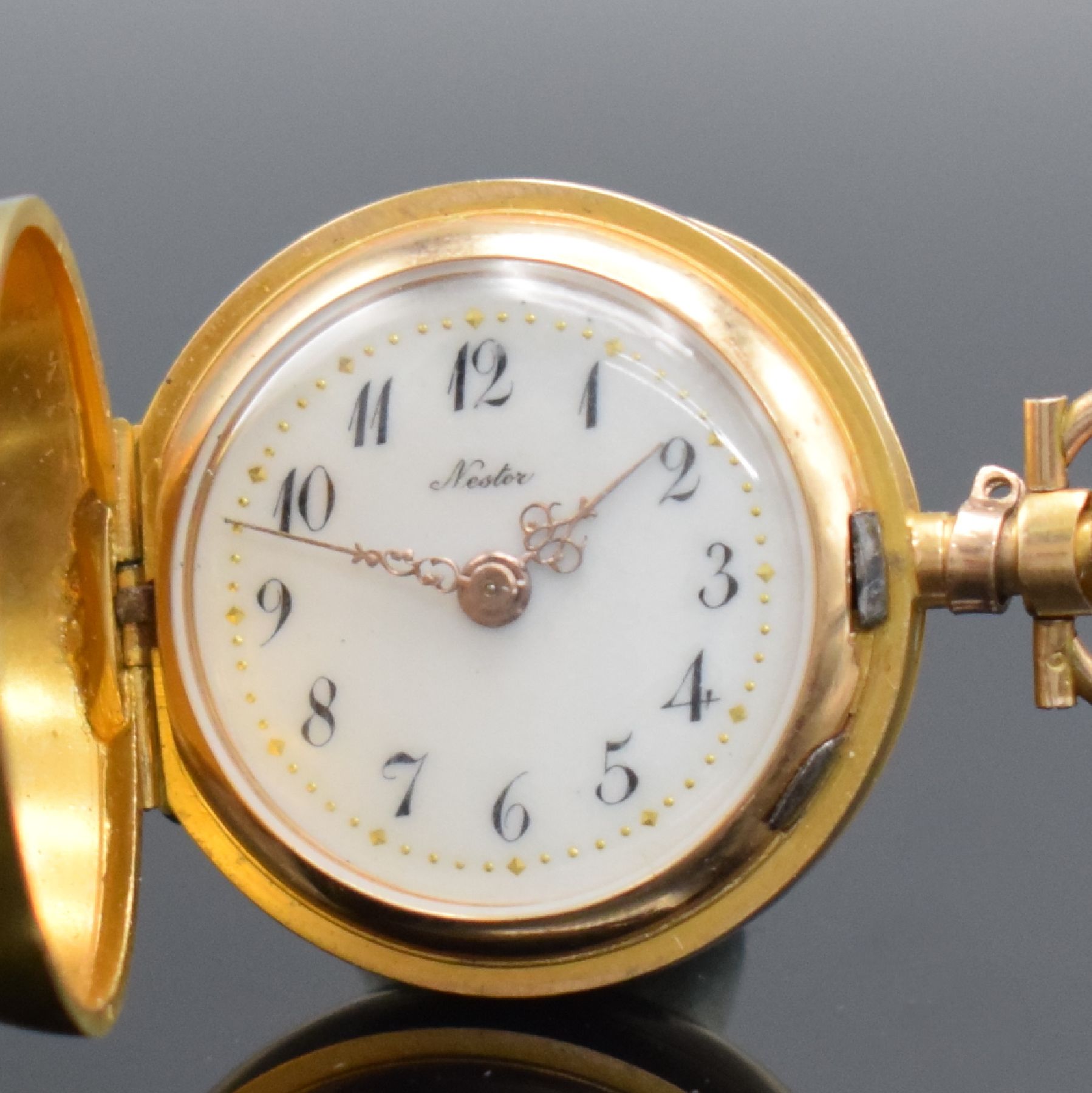 Detail c: NESTOR ausgefallen Zylinder-Damentaschenuhr in GG 585/000, Handaufzug, Schweiz um 1910, l. dell. Außengehäuse in Form einer Kugel aufw. m. Rubinen, ...