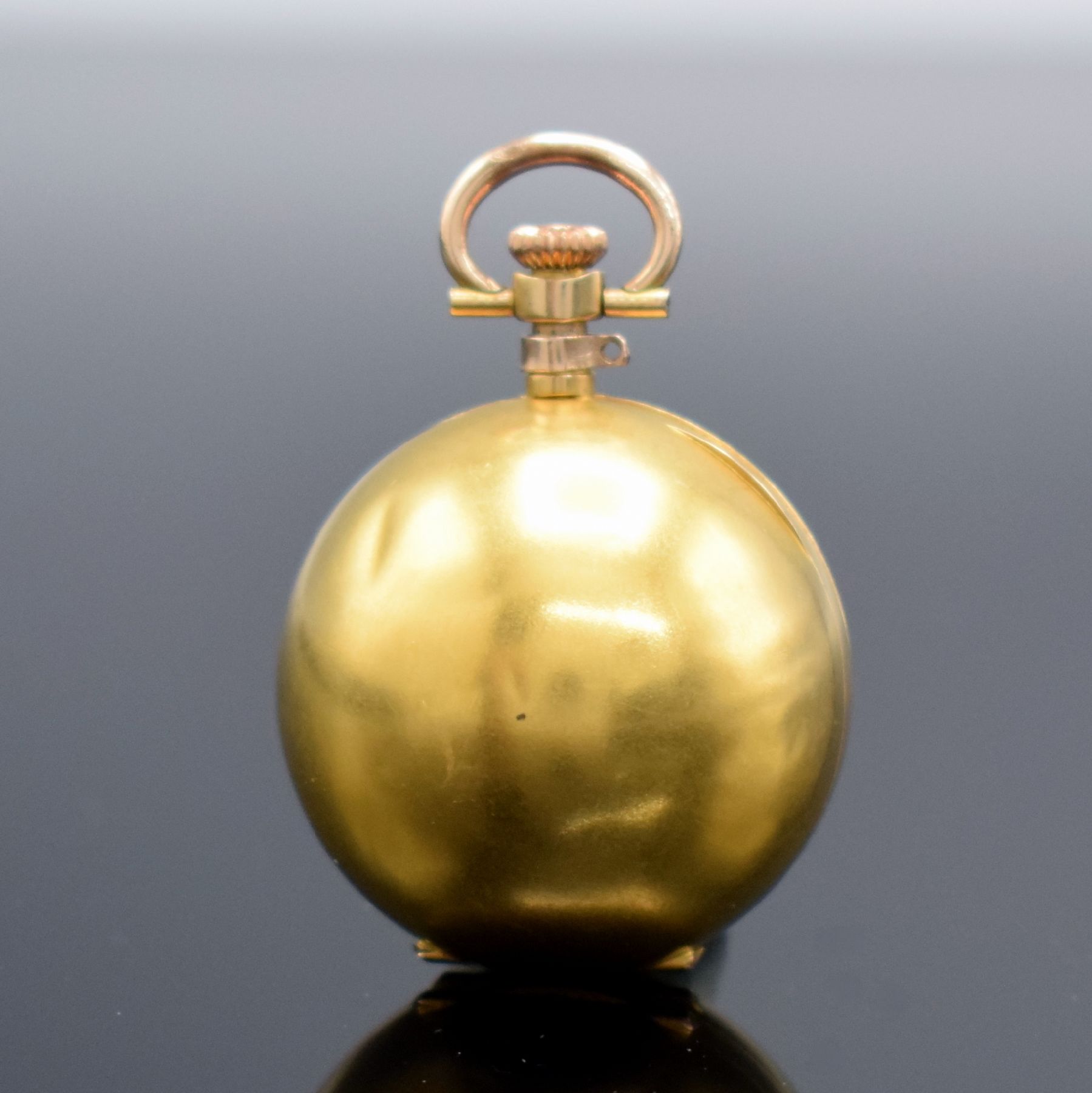 Detail d: NESTOR ausgefallen Zylinder-Damentaschenuhr in GG 585/000, Handaufzug, Schweiz um 1910, l. dell. Außengehäuse in Form einer Kugel aufw. m. Rubinen, ...