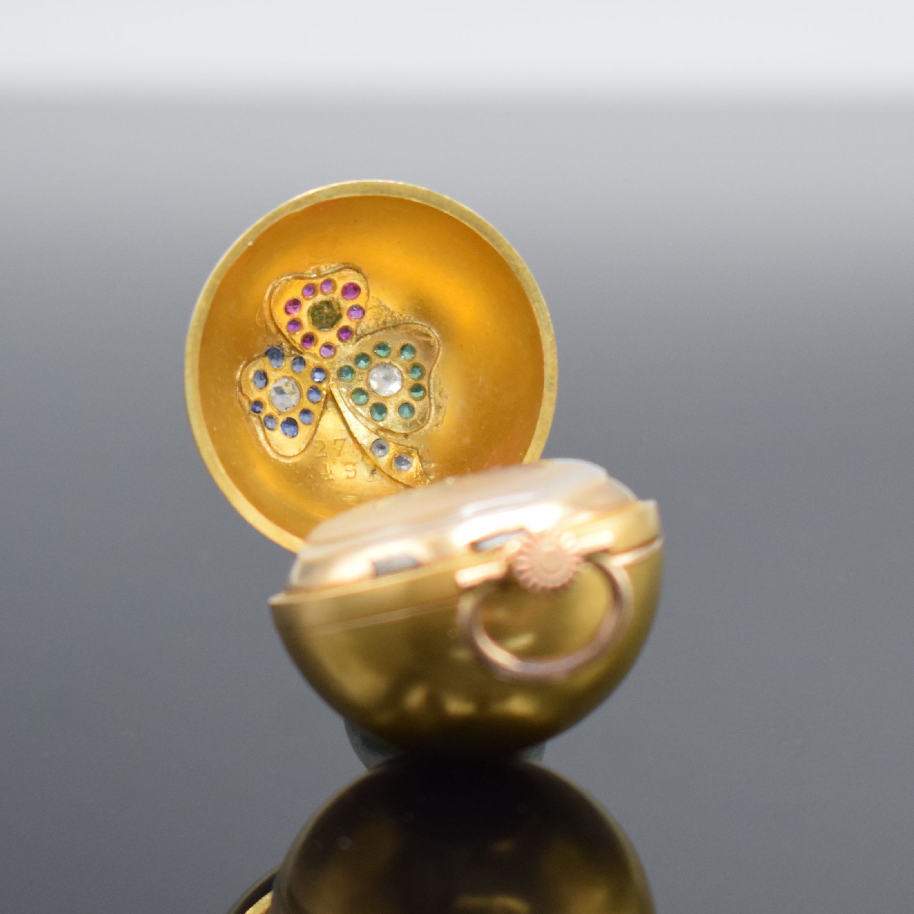 Detail e: NESTOR ausgefallen Zylinder-Damentaschenuhr in GG 585/000, Handaufzug, Schweiz um 1910, l. dell. Außengehäuse in Form einer Kugel aufw. m. Rubinen, ...