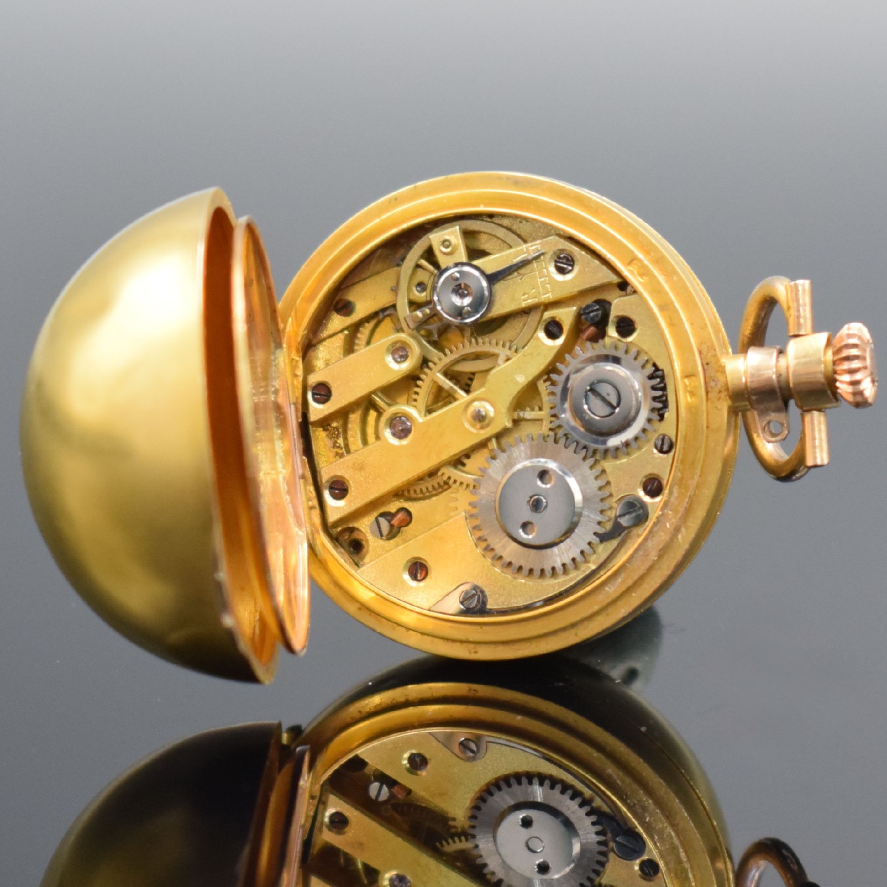 Detail h: NESTOR ausgefallen Zylinder-Damentaschenuhr in GG 585/000, Handaufzug, Schweiz um 1910, l. dell. Außengehäuse in Form einer Kugel aufw. m. Rubinen, ...