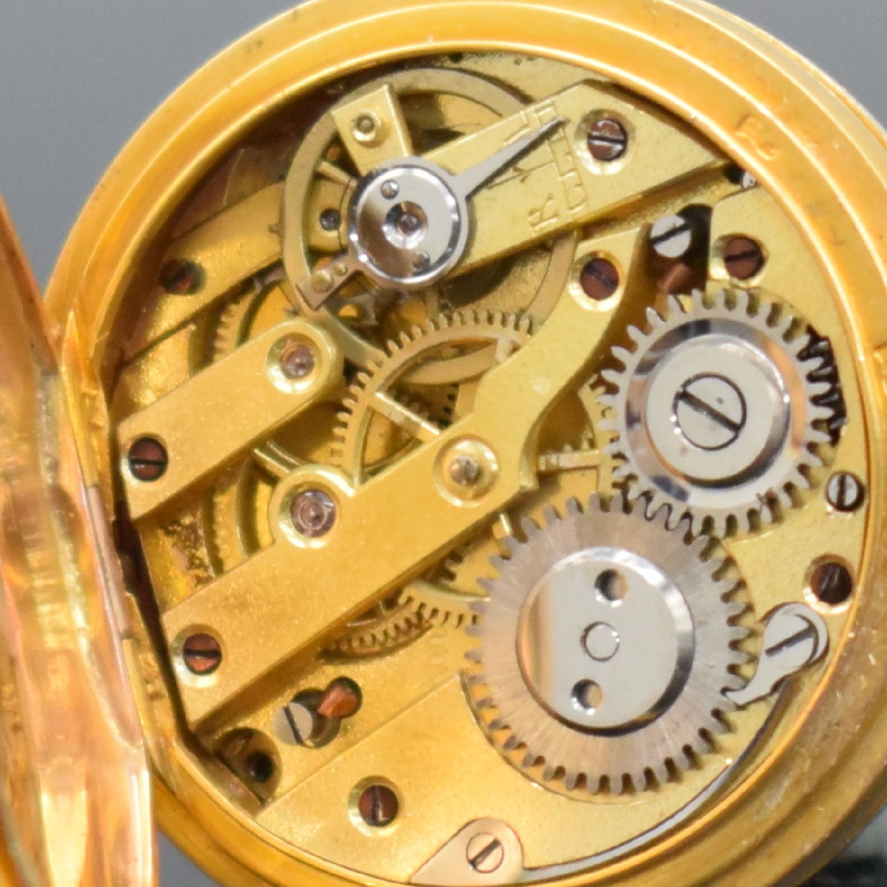 Detail i: NESTOR ausgefallen Zylinder-Damentaschenuhr in GG 585/000, Handaufzug, Schweiz um 1910, l. dell. Außengehäuse in Form einer Kugel aufw. m. Rubinen, ...
