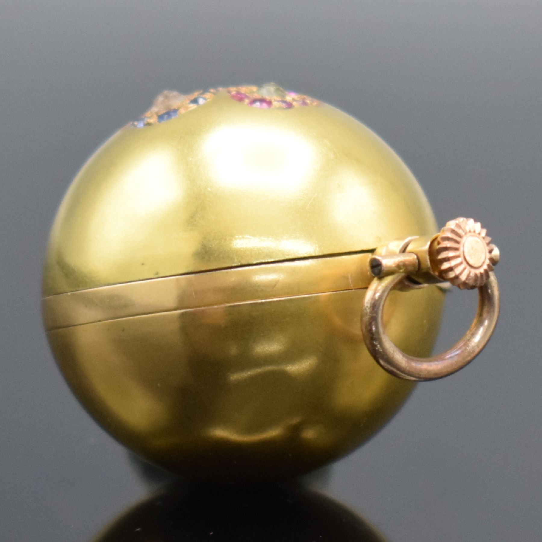 Detail j: NESTOR ausgefallen Zylinder-Damentaschenuhr in GG 585/000, Handaufzug, Schweiz um 1910, l. dell. Außengehäuse in Form einer Kugel aufw. m. Rubinen, ...