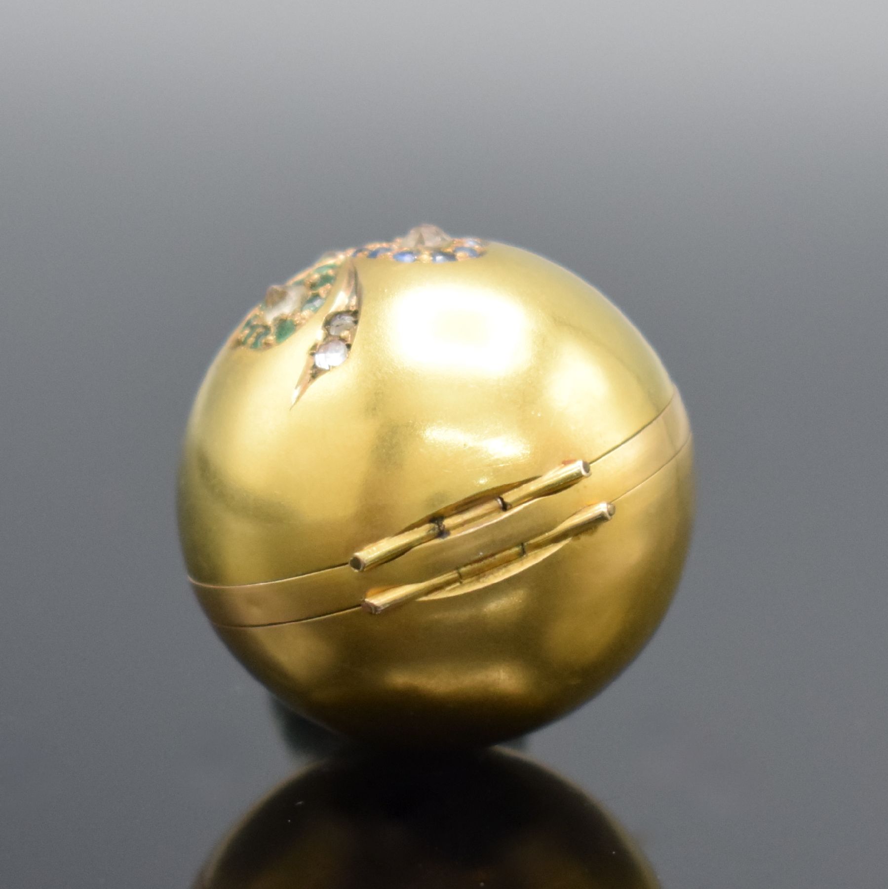 Detail k: NESTOR ausgefallen Zylinder-Damentaschenuhr in GG 585/000, Handaufzug, Schweiz um 1910, l. dell. Außengehäuse in Form einer Kugel aufw. m. Rubinen, ...