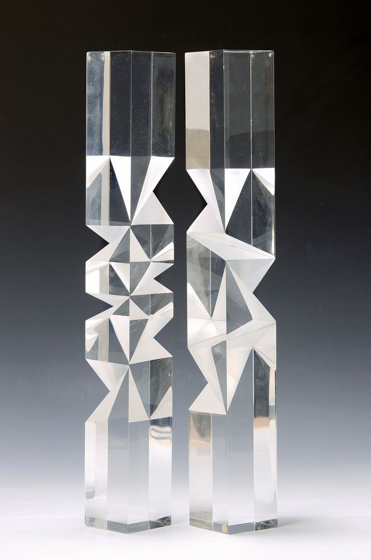 Konrad Quillmann, 1936 - 2002, tätig in Hainstadt am Main, zwei Plexiglasstelen mit geometrischen Formen, z.T. mattiert, am Fuß signiert und num. ...