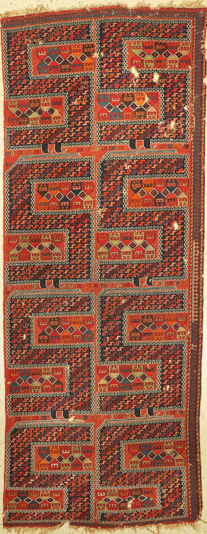 Antiker Zili-Kelim, Kaukasus, um 1900, Wolle auf Wolle, ca. 300 x 117 cm, einbahnig, mehrere Löcher