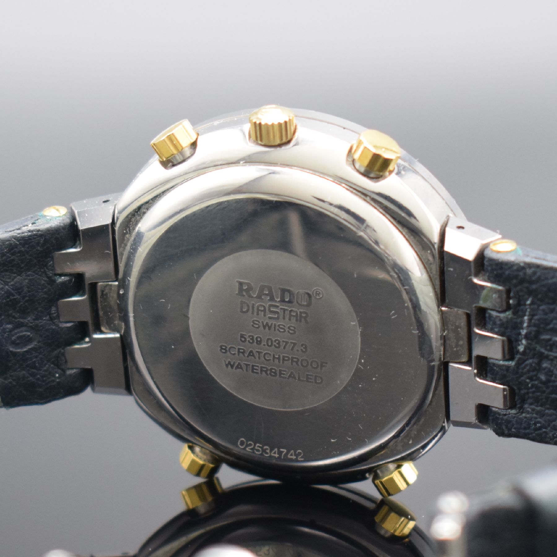 Detail f: RADO Herrenarmbanduhr mit Chronograph Serie Diastar, Schweiz um 1995, quarz, Ref. 539.0377.3, kratzfestes Stahlgeh., Boden aufgedr., orig. Lederband ...