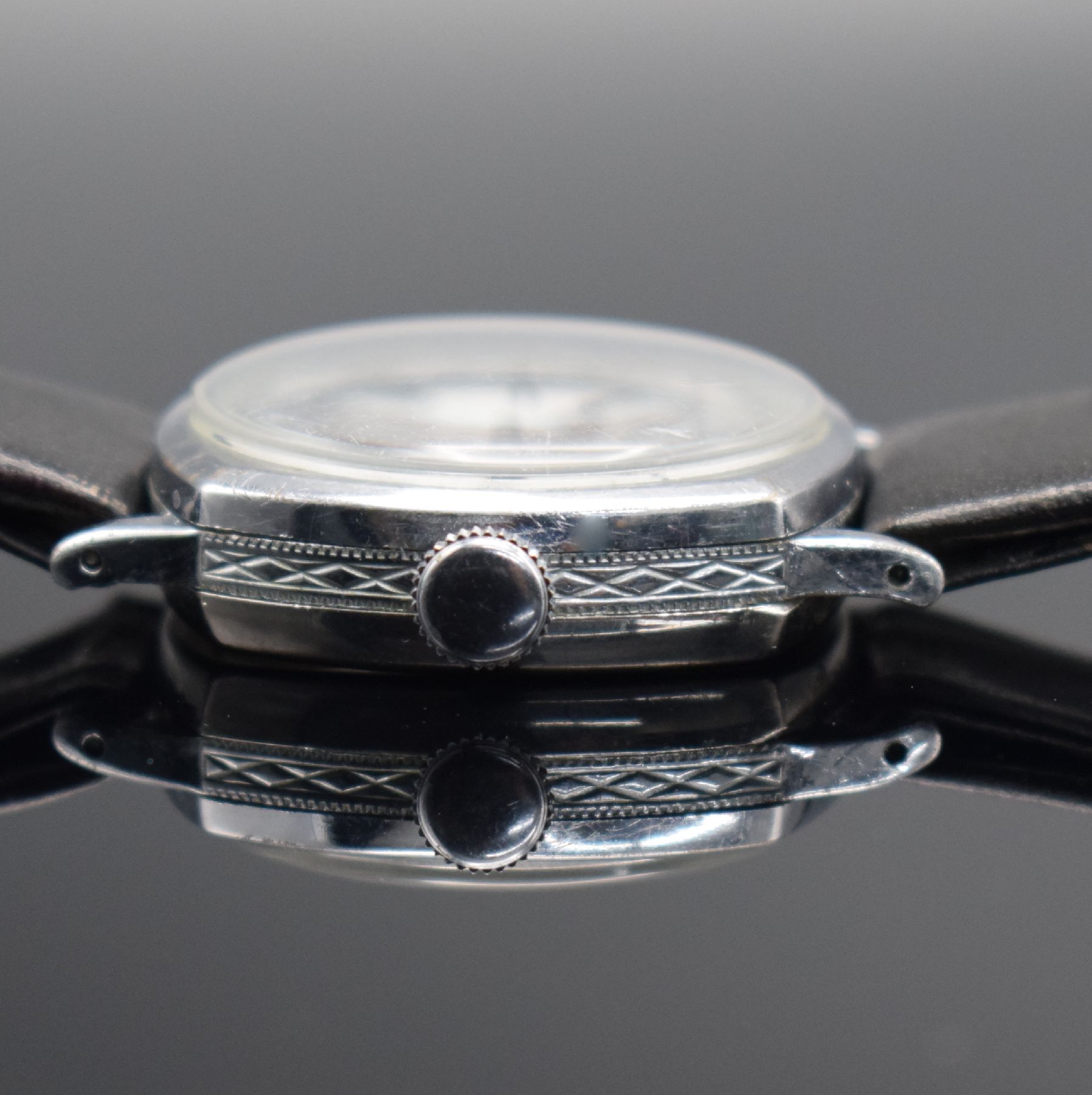 Detail d: WALTHAM sehr frühe Herrenarmbanduhr, USA um 1900, verchr. Metallgeh., Stahlboden aufgedr., Emailzifferbl. m. röm. Zahlen, gebl. Zeiger, Ankerwerk, ...