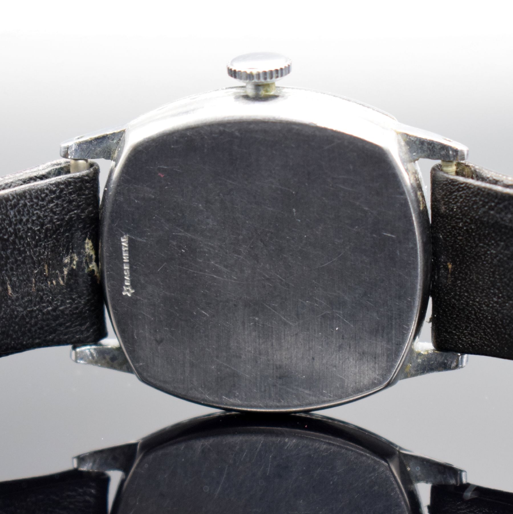 Detail f: WALTHAM sehr frühe Herrenarmbanduhr, USA um 1900, verchr. Metallgeh., Stahlboden aufgedr., Emailzifferbl. m. röm. Zahlen, gebl. Zeiger, Ankerwerk, ...