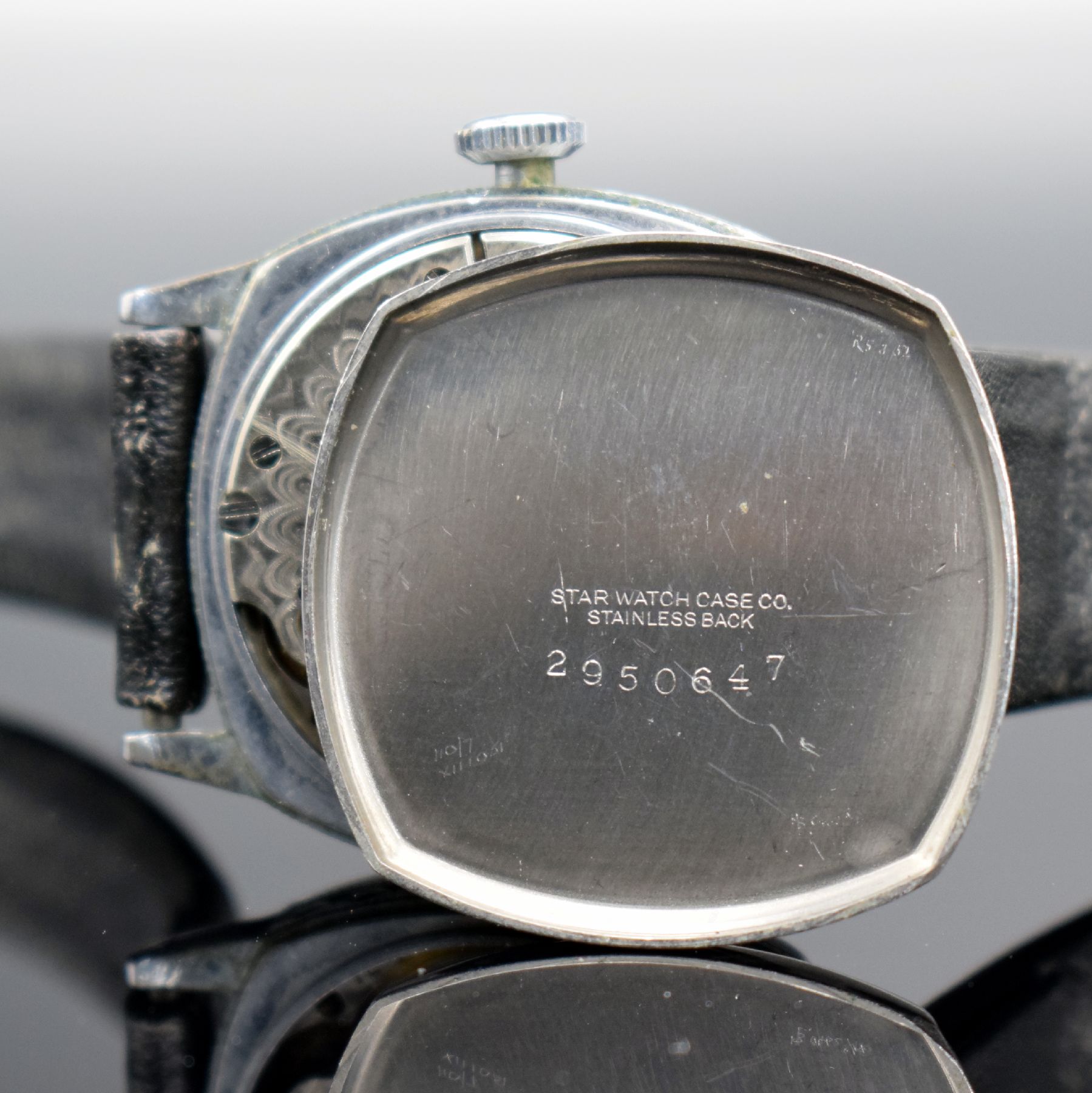 Detail i: WALTHAM sehr frühe Herrenarmbanduhr, USA um 1900, verchr. Metallgeh., Stahlboden aufgedr., Emailzifferbl. m. röm. Zahlen, gebl. Zeiger, Ankerwerk, ...