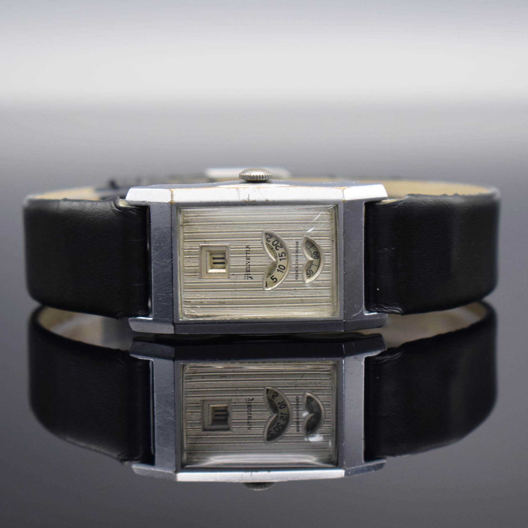 HELVETIA rechteckige Armbanduhr mit digitaler Zeitanzeige, Schweiz um 1930, Handaufzug, verchr. Scharniergeh., silb. Zifferbl. m. Streifendekor, ...