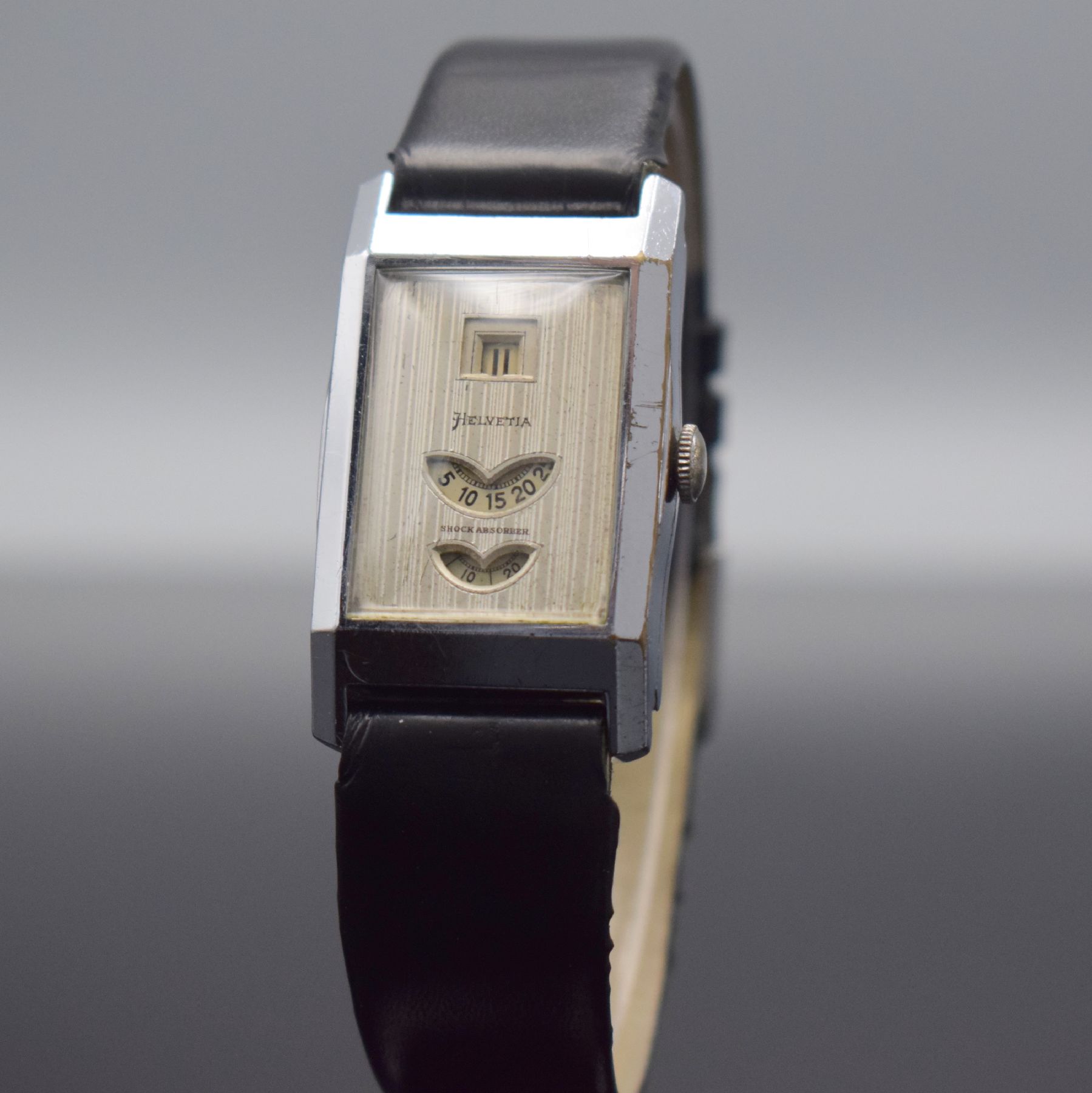 Detail b: HELVETIA rechteckige Armbanduhr mit digitaler Zeitanzeige, Schweiz um 1930, Handaufzug, verchr. Scharniergeh., silb. Zifferbl. m. Streifendekor, ...