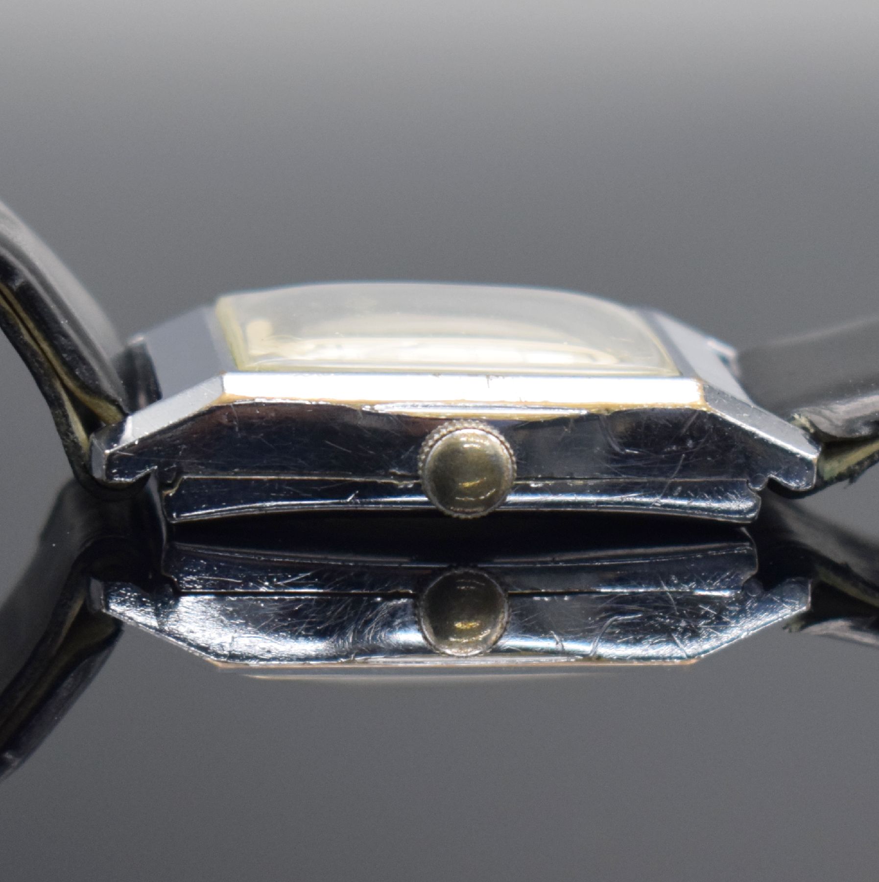 Detail c: HELVETIA rechteckige Armbanduhr mit digitaler Zeitanzeige, Schweiz um 1930, Handaufzug, verchr. Scharniergeh., silb. Zifferbl. m. Streifendekor, ...