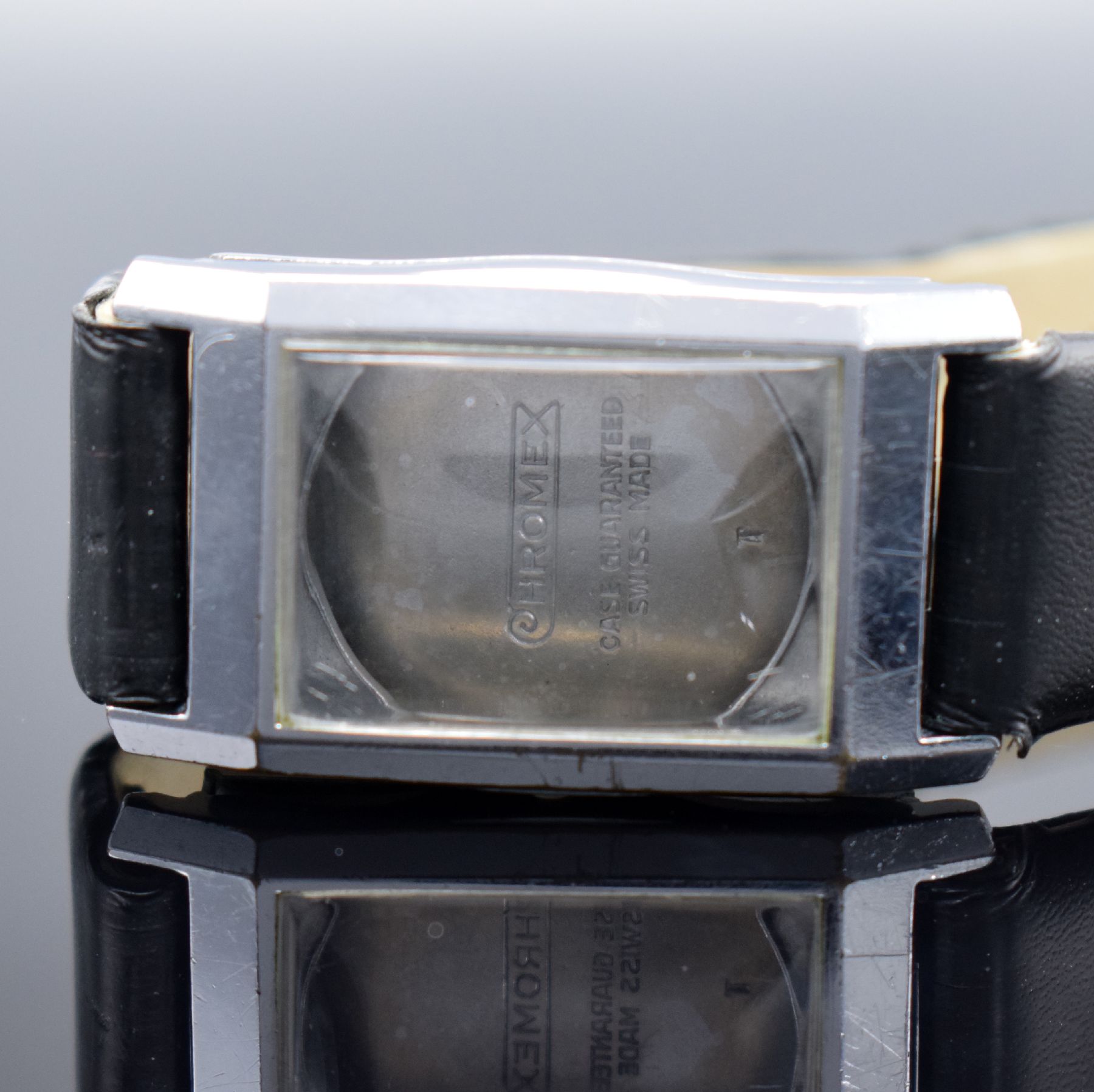 Detail e: HELVETIA rechteckige Armbanduhr mit digitaler Zeitanzeige, Schweiz um 1930, Handaufzug, verchr. Scharniergeh., silb. Zifferbl. m. Streifendekor, ...