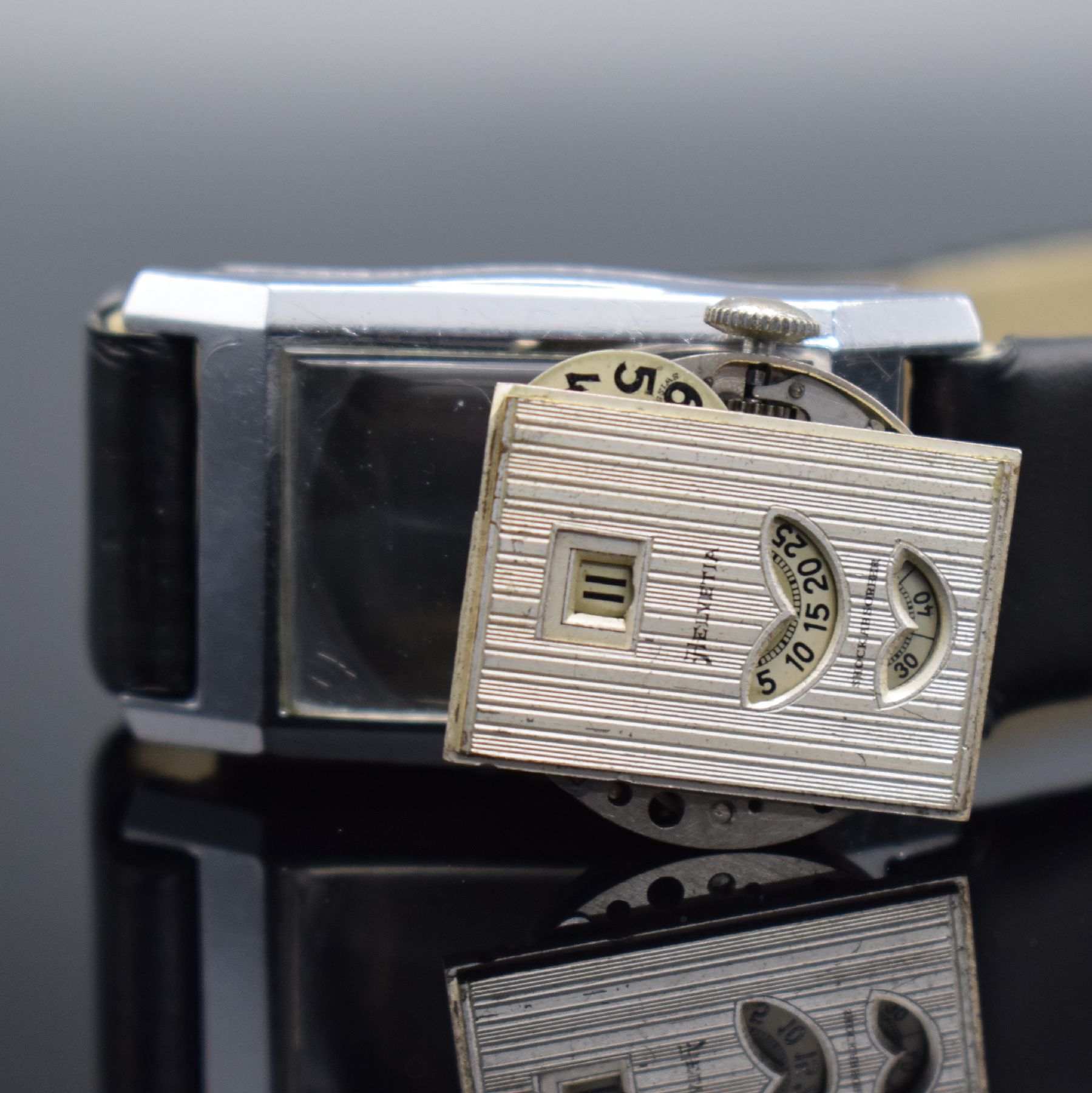 Detail f: HELVETIA rechteckige Armbanduhr mit digitaler Zeitanzeige, Schweiz um 1930, Handaufzug, verchr. Scharniergeh., silb. Zifferbl. m. Streifendekor, ...