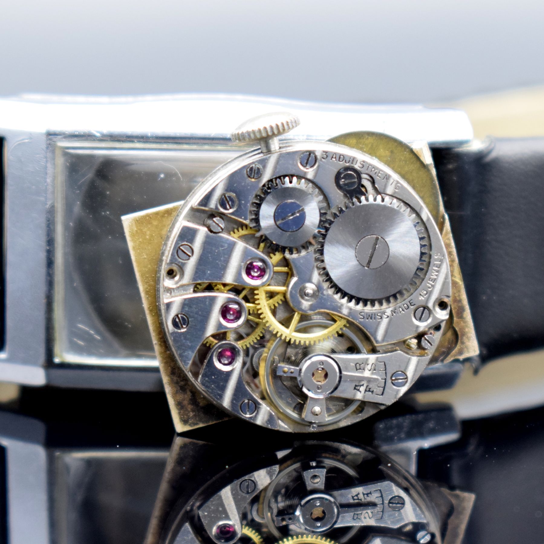Detail g: HELVETIA rechteckige Armbanduhr mit digitaler Zeitanzeige, Schweiz um 1930, Handaufzug, verchr. Scharniergeh., silb. Zifferbl. m. Streifendekor, ...