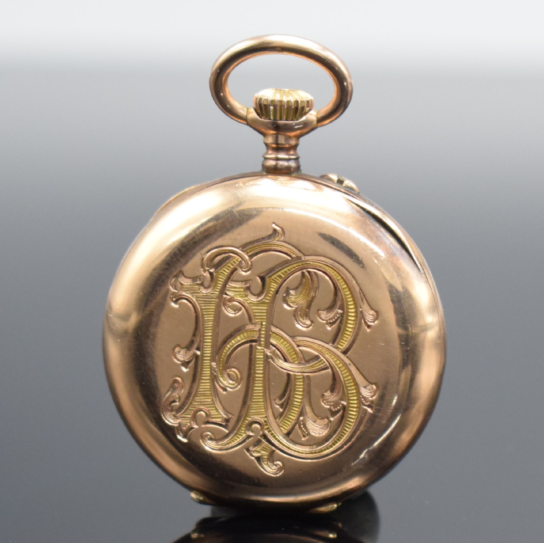 Detail b: VACHERON & CONSTANTIN offene Damentaschenuhr in RG 585/000, Schweiz um 1910, glattes 2- Deckel Goldgeh. l. dell., Rücks. m. Monogramm, ...