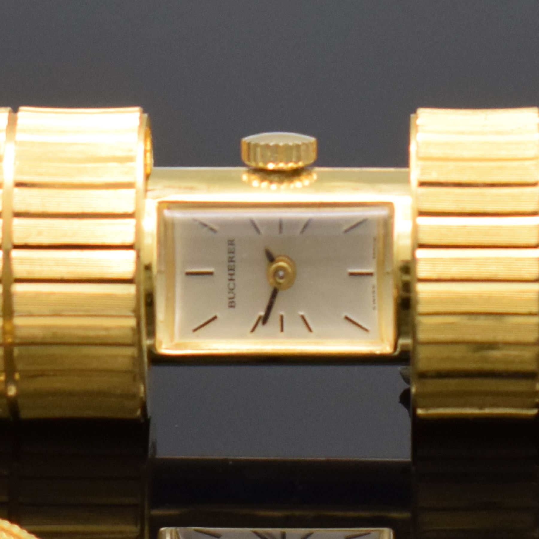 Detail a: BUCHERER vergoldete Anhängeuhr, Schweiz um 1970, Handaufzug, durch bewegl. Schalen verschließbar, silb. Zifferbl. m. aufges. Std.-Ind., schwarze ...