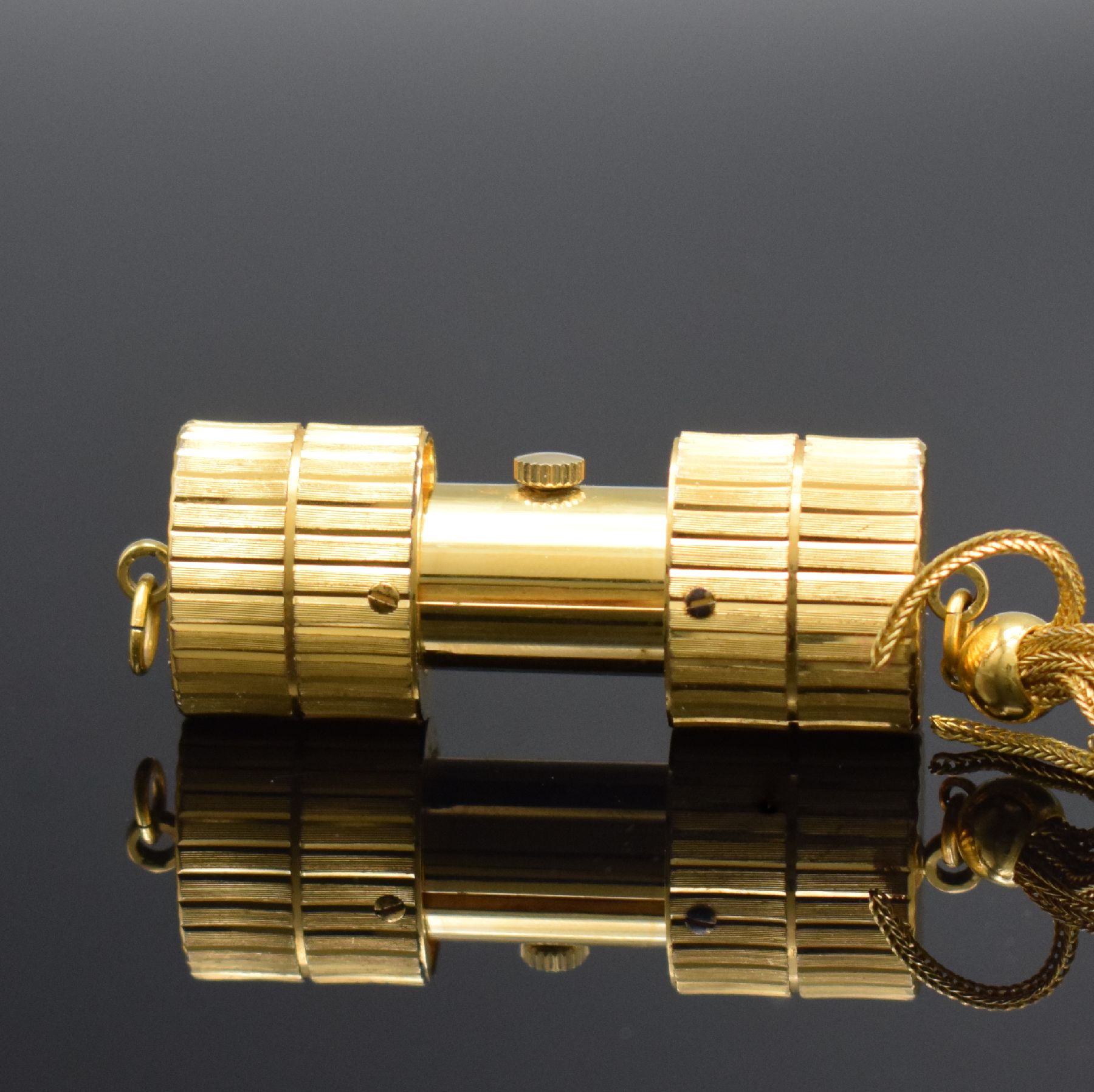 Detail b: BUCHERER vergoldete Anhängeuhr, Schweiz um 1970, Handaufzug, durch bewegl. Schalen verschließbar, silb. Zifferbl. m. aufges. Std.-Ind., schwarze ...