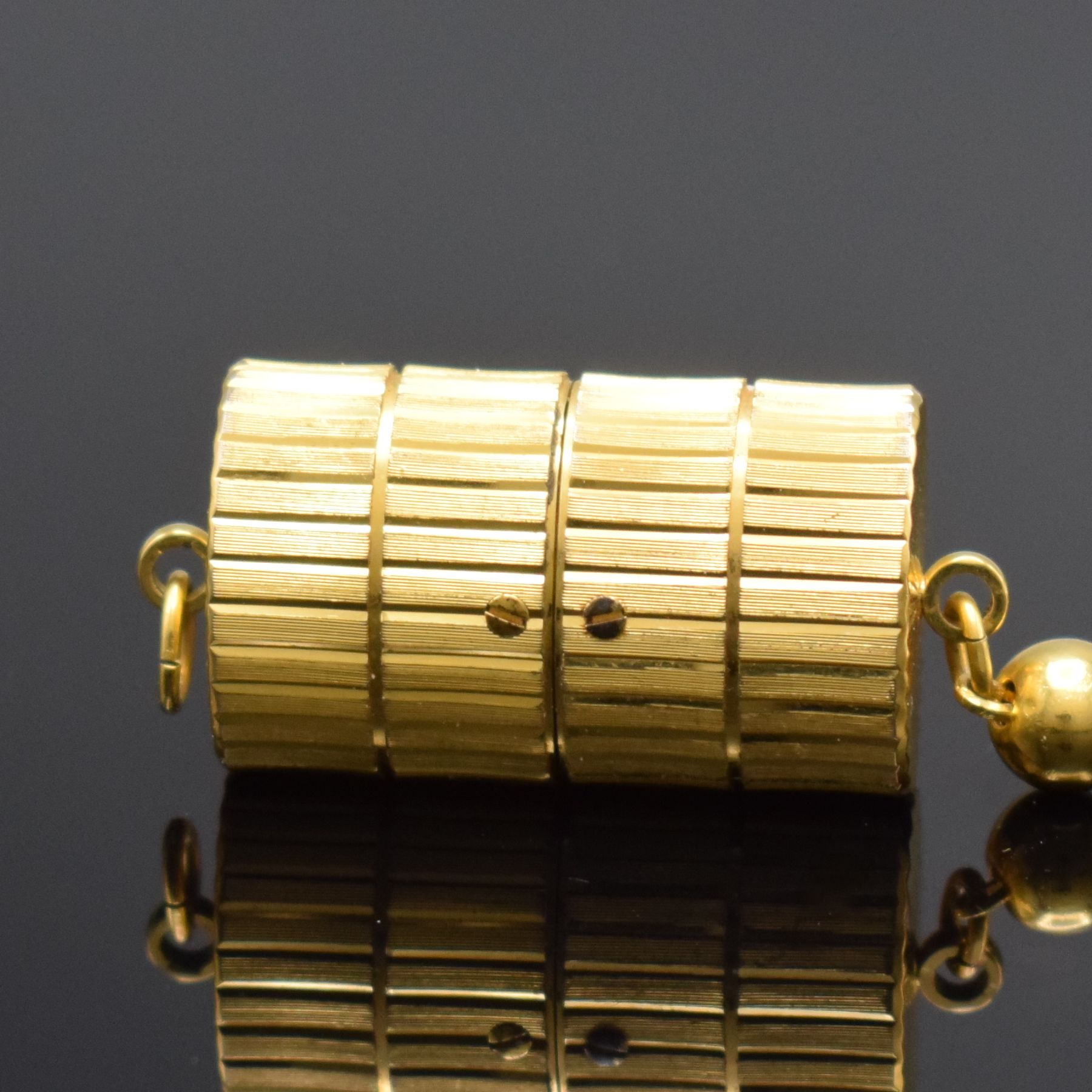 Detail c: BUCHERER vergoldete Anhängeuhr, Schweiz um 1970, Handaufzug, durch bewegl. Schalen verschließbar, silb. Zifferbl. m. aufges. Std.-Ind., schwarze ...