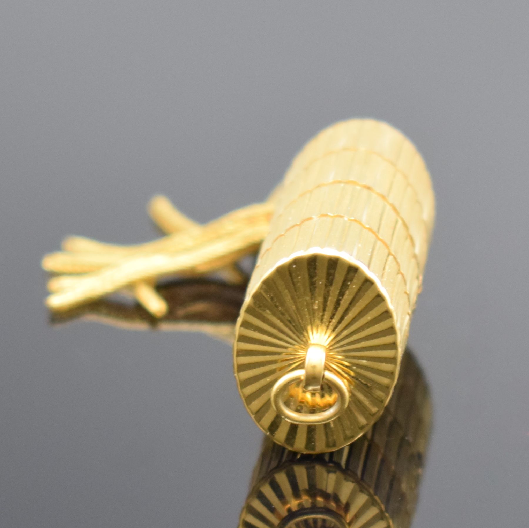 Detail d: BUCHERER vergoldete Anhängeuhr, Schweiz um 1970, Handaufzug, durch bewegl. Schalen verschließbar, silb. Zifferbl. m. aufges. Std.-Ind., schwarze ...