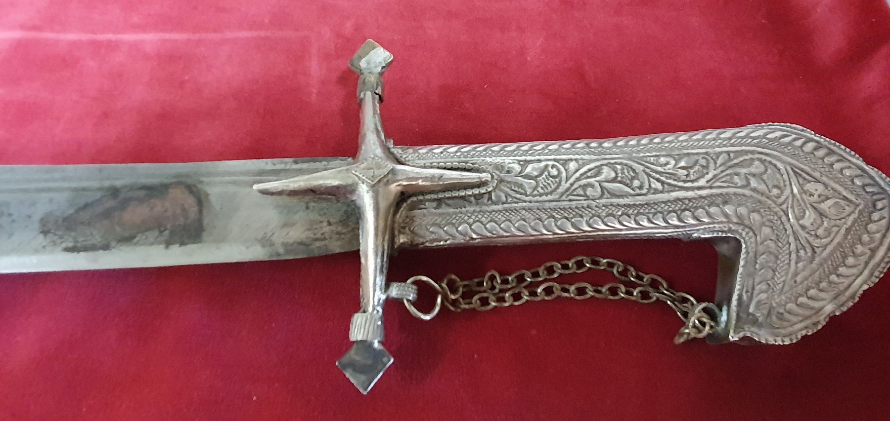Detail a: Krummsäbel, Syrien, um 1900, wohl für christlichen Träger, geschmiedete Stahlklinge, stilisiert figurale Gravuren und Inschrift, Scheide: reicher ...