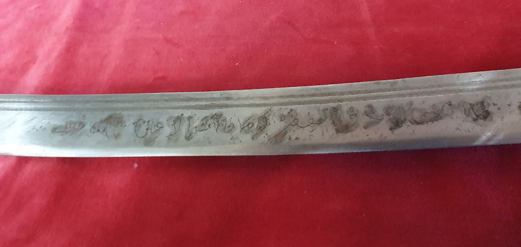 Detail b: Krummsäbel, Syrien, um 1900, wohl für christlichen Träger, geschmiedete Stahlklinge, stilisiert figurale Gravuren und Inschrift, Scheide: reicher ...