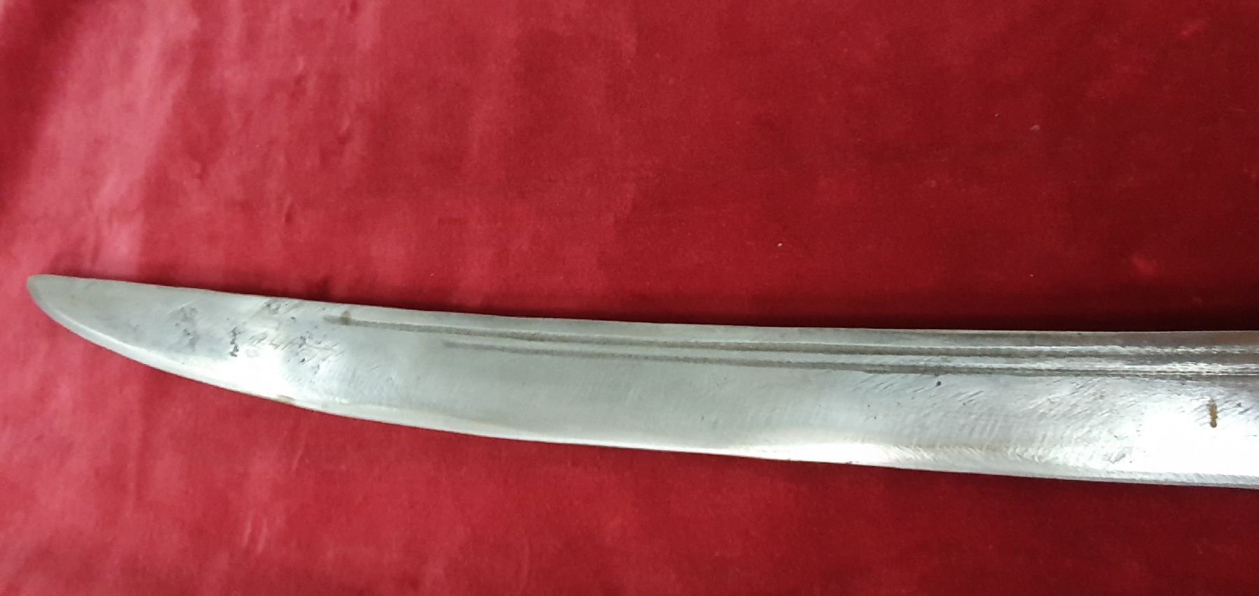Detail c: Krummsäbel, Syrien, um 1900, wohl für christlichen Träger, geschmiedete Stahlklinge, stilisiert figurale Gravuren und Inschrift, Scheide: reicher ...