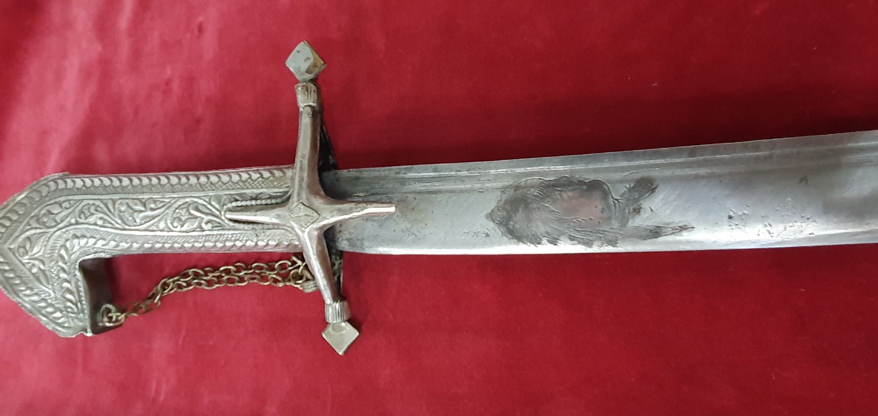 Detail d: Krummsäbel, Syrien, um 1900, wohl für christlichen Träger, geschmiedete Stahlklinge, stilisiert figurale Gravuren und Inschrift, Scheide: reicher ...