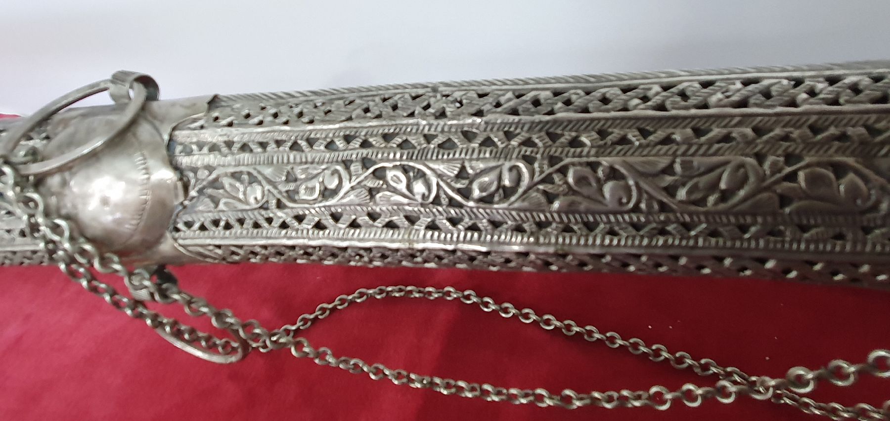 Detail h: Krummsäbel, Syrien, um 1900, wohl für christlichen Träger, geschmiedete Stahlklinge, stilisiert figurale Gravuren und Inschrift, Scheide: reicher ...