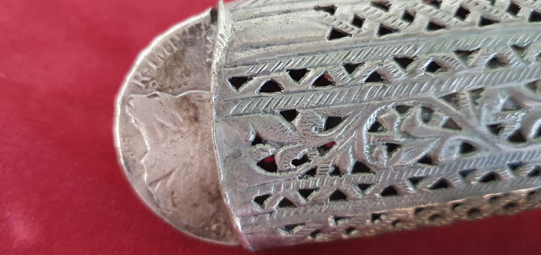 Detail i: Krummsäbel, Syrien, um 1900, wohl für christlichen Träger, geschmiedete Stahlklinge, stilisiert figurale Gravuren und Inschrift, Scheide: reicher ...