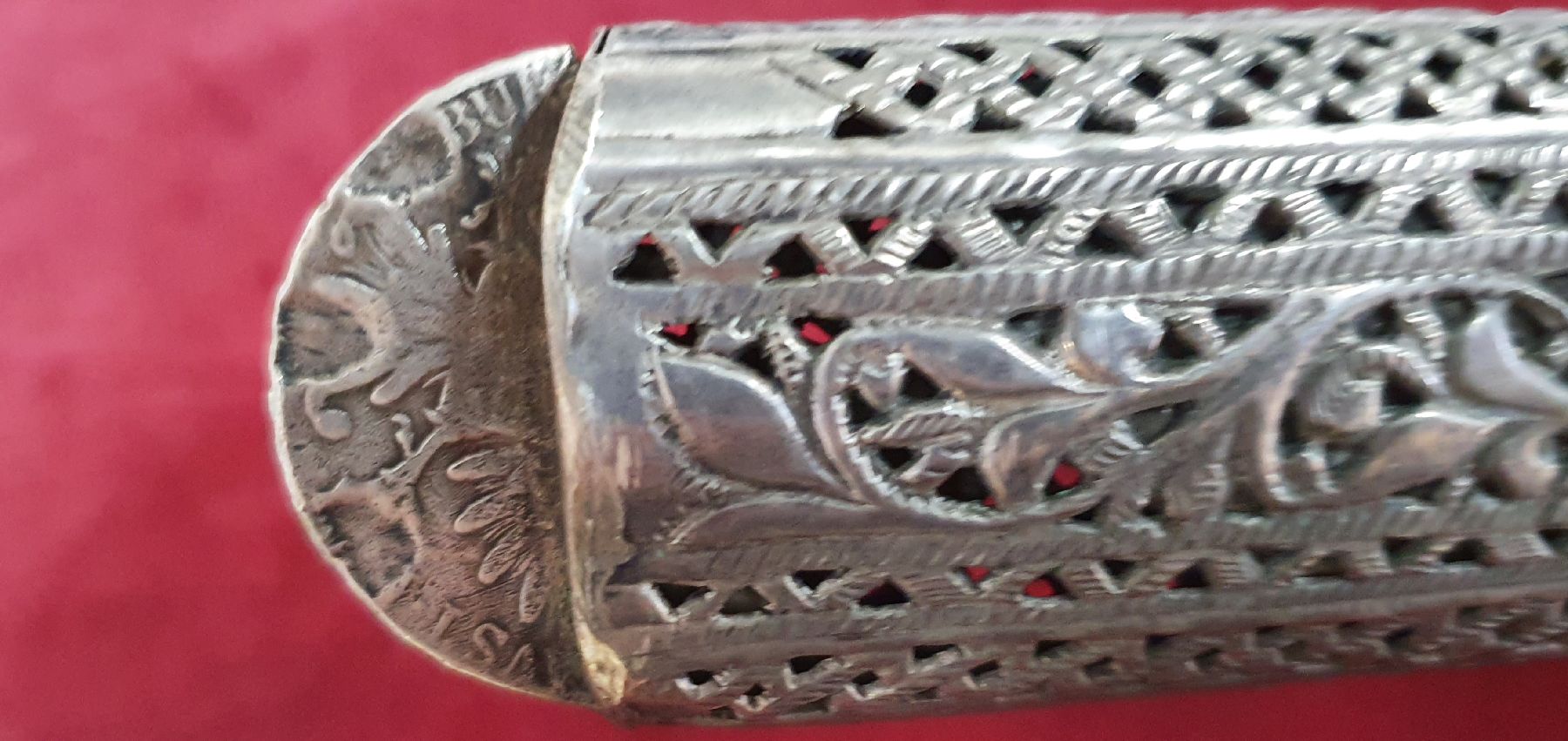 Detail j: Krummsäbel, Syrien, um 1900, wohl für christlichen Träger, geschmiedete Stahlklinge, stilisiert figurale Gravuren und Inschrift, Scheide: reicher ...