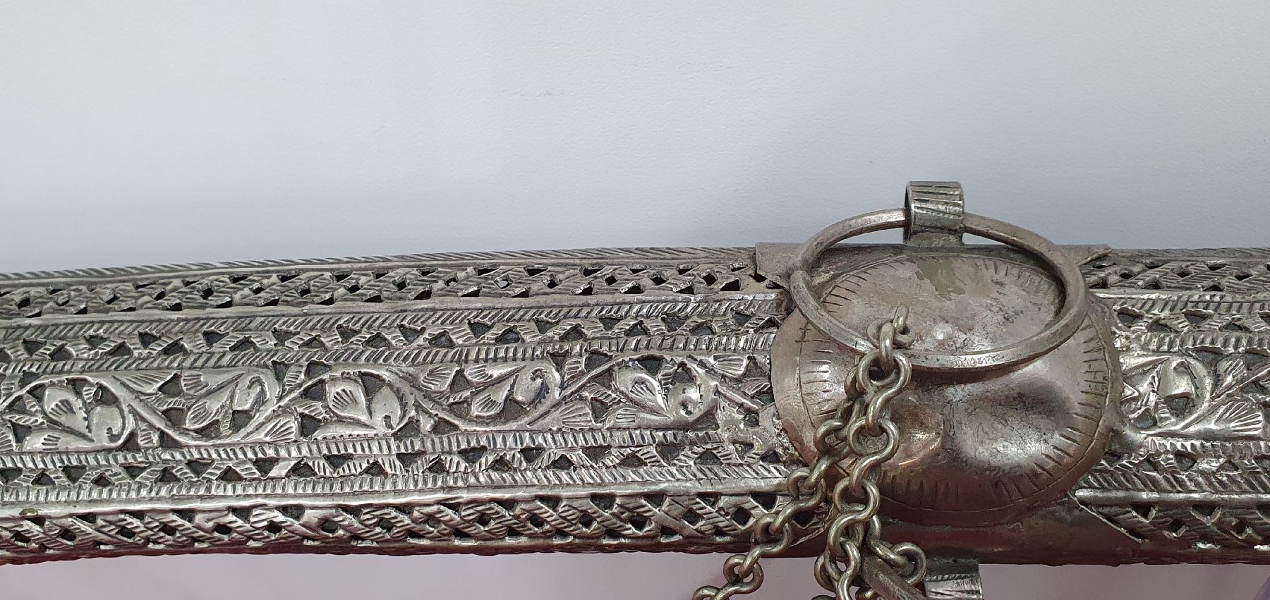 Detail k: Krummsäbel, Syrien, um 1900, wohl für christlichen Träger, geschmiedete Stahlklinge, stilisiert figurale Gravuren und Inschrift, Scheide: reicher ...