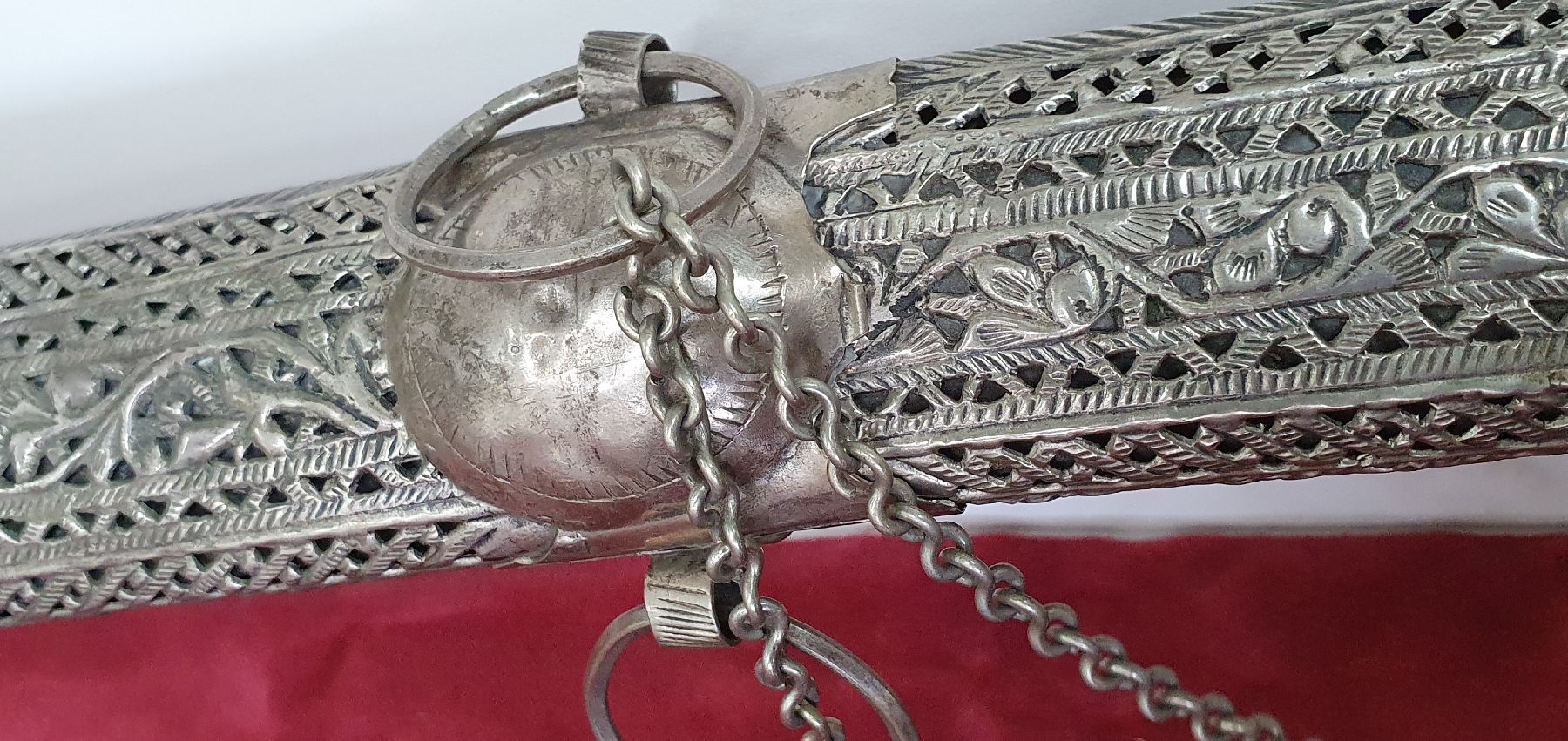 Detail l: Krummsäbel, Syrien, um 1900, wohl für christlichen Träger, geschmiedete Stahlklinge, stilisiert figurale Gravuren und Inschrift, Scheide: reicher ...