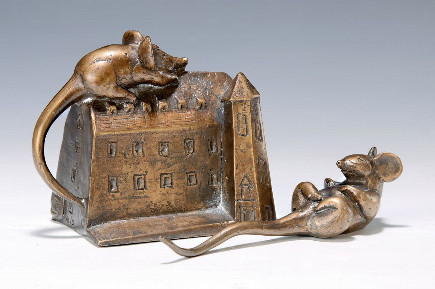 Gernot Rumpf, geb. 1941 Kaiserslautern, Getreidespeicher Mäuse, 2-teilige Bronzeskulptur, Maus auf dem Dach des Hauses, separate auf dem Rücken ...