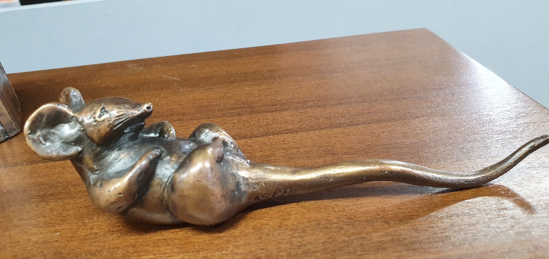 Detail a: Gernot Rumpf, geb. 1941 Kaiserslautern, Getreidespeicher Mäuse, 2-teilige Bronzeskulptur, Maus auf dem Dach des Hauses, separate auf dem Rücken ...