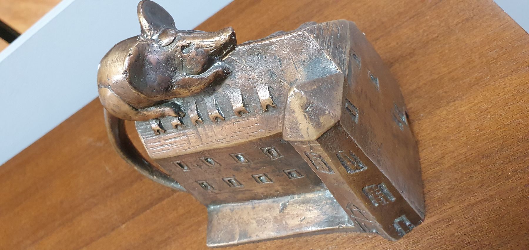 Detail c: Gernot Rumpf, geb. 1941 Kaiserslautern, Getreidespeicher Mäuse, 2-teilige Bronzeskulptur, Maus auf dem Dach des Hauses, separate auf dem Rücken ...