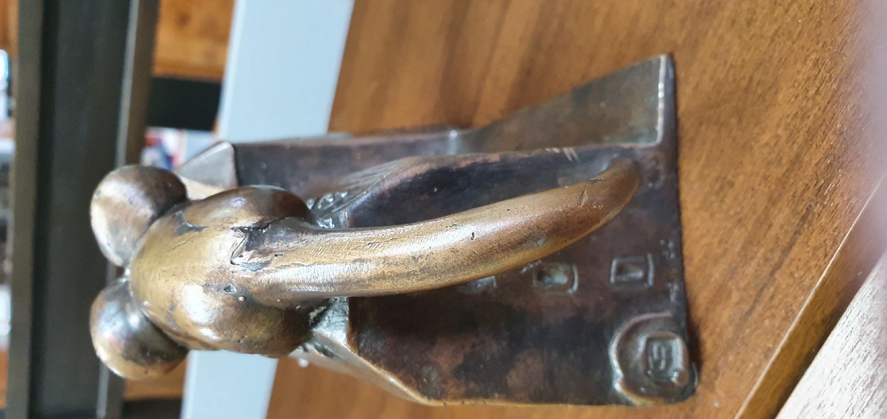 Detail d: Gernot Rumpf, geb. 1941 Kaiserslautern, Getreidespeicher Mäuse, 2-teilige Bronzeskulptur, Maus auf dem Dach des Hauses, separate auf dem Rücken ...