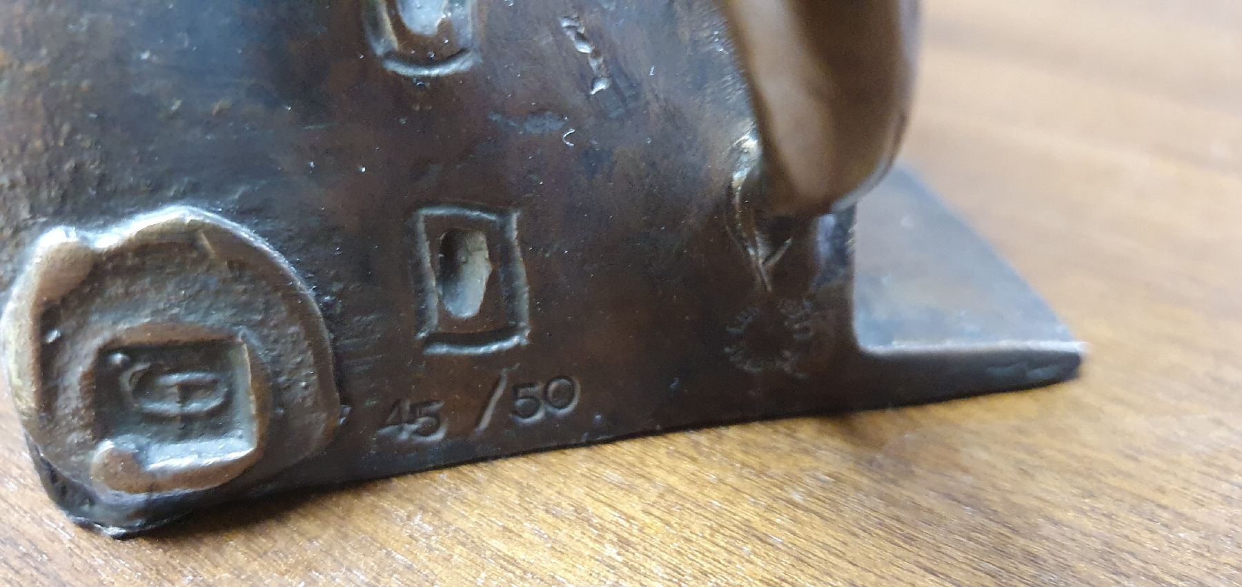 Detail e: Gernot Rumpf, geb. 1941 Kaiserslautern, Getreidespeicher Mäuse, 2-teilige Bronzeskulptur, Maus auf dem Dach des Hauses, separate auf dem Rücken ...