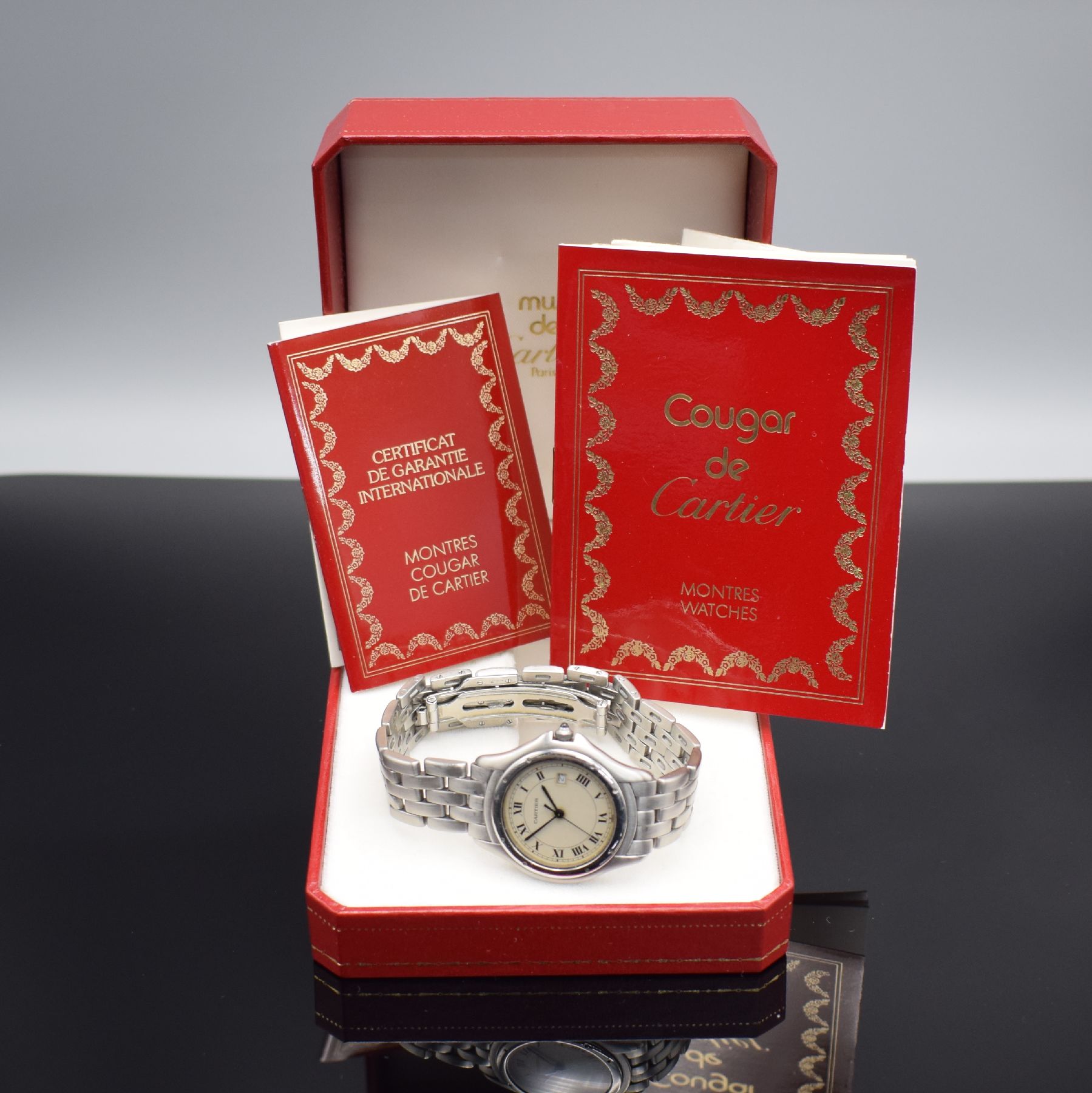 Detail e: CARTIER Armbanduhr Modell Cougar in Stahl Referenz 987904, quarz, 8-fach verschr. Boden, orig. Gliederband m. dopp. Faltschl., vers. Zifferbl. m. ...