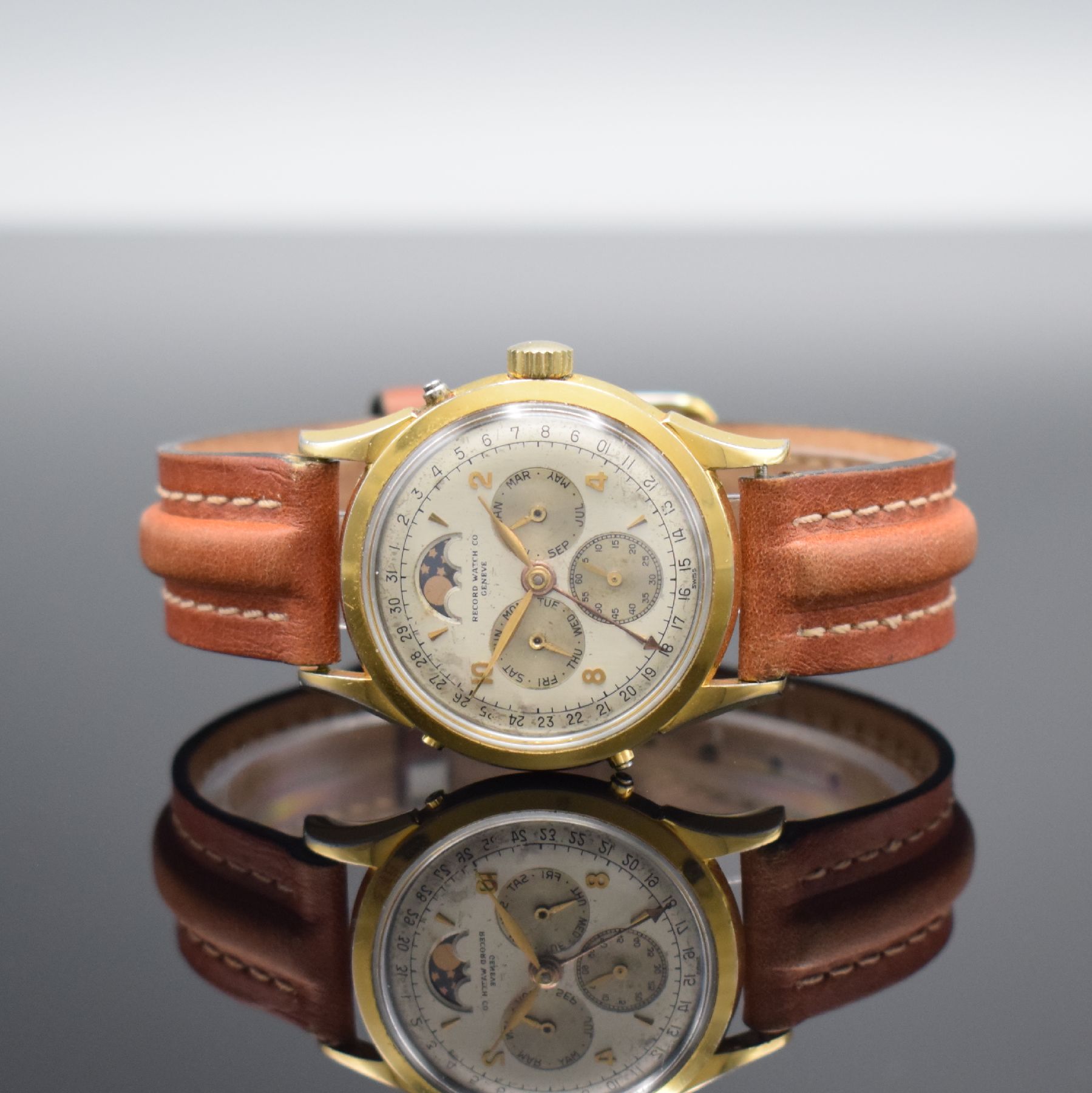 RECORD WATCH CO vergoldete Herrenarmbanduhr mit Vollkalender & Mondphase, Schweiz um 1950, Handaufzug, verschr. Boden, silb. Zifferbl. m. gold. Ind. ...