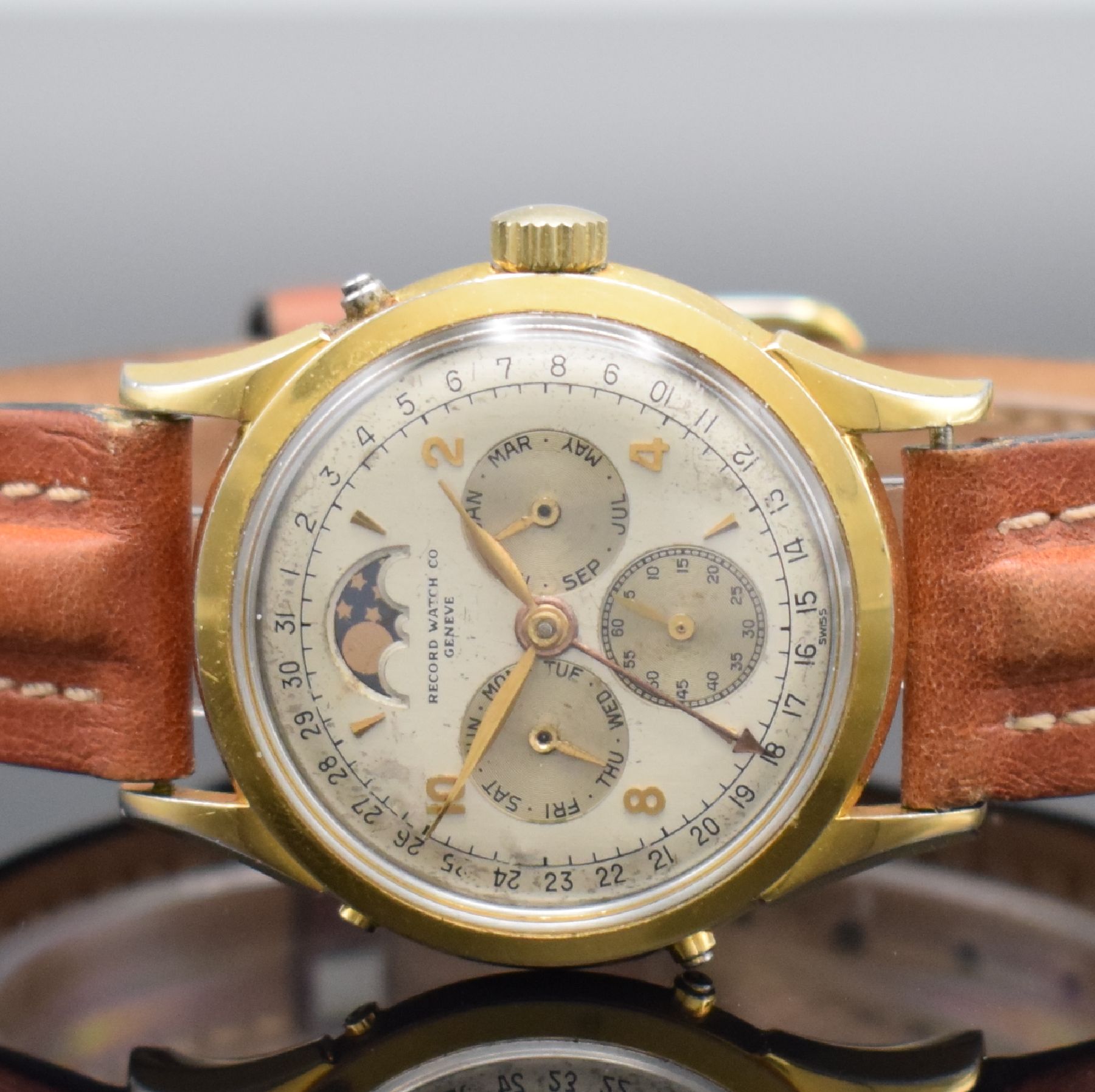 Detail a: RECORD WATCH CO vergoldete Herrenarmbanduhr mit Vollkalender & Mondphase, Schweiz um 1950, Handaufzug, verschr. Boden, silb. Zifferbl. m. gold. Ind. ...