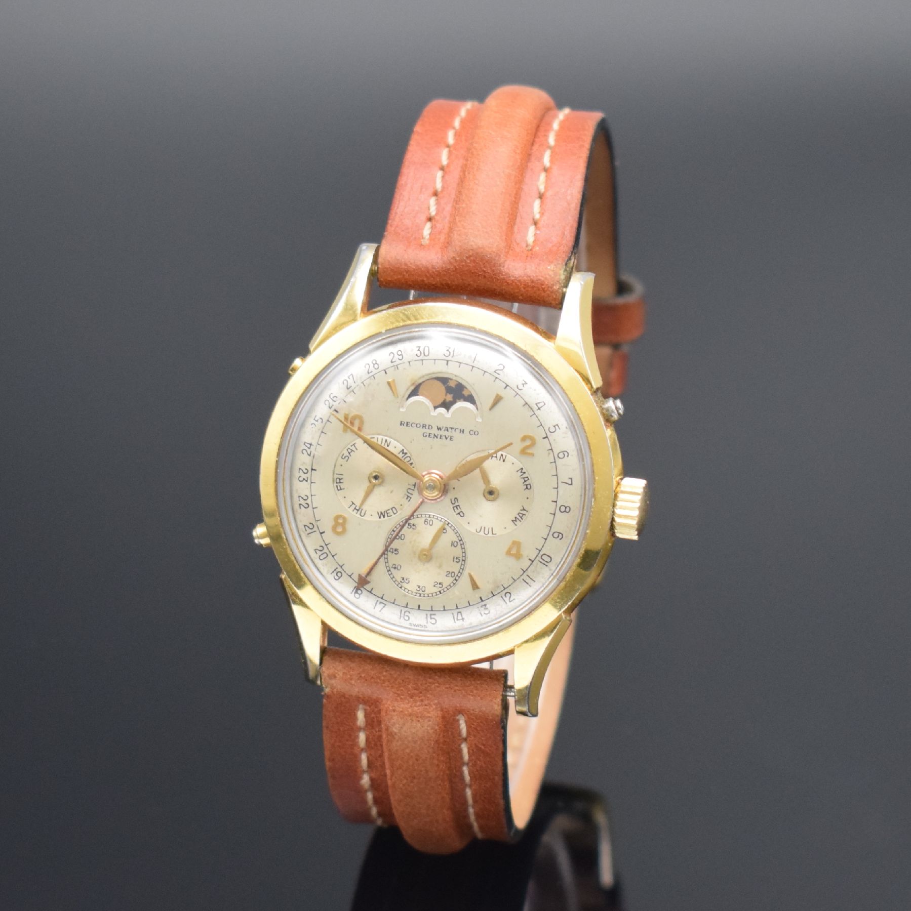 Detail b: RECORD WATCH CO vergoldete Herrenarmbanduhr mit Vollkalender & Mondphase, Schweiz um 1950, Handaufzug, verschr. Boden, silb. Zifferbl. m. gold. Ind. ...