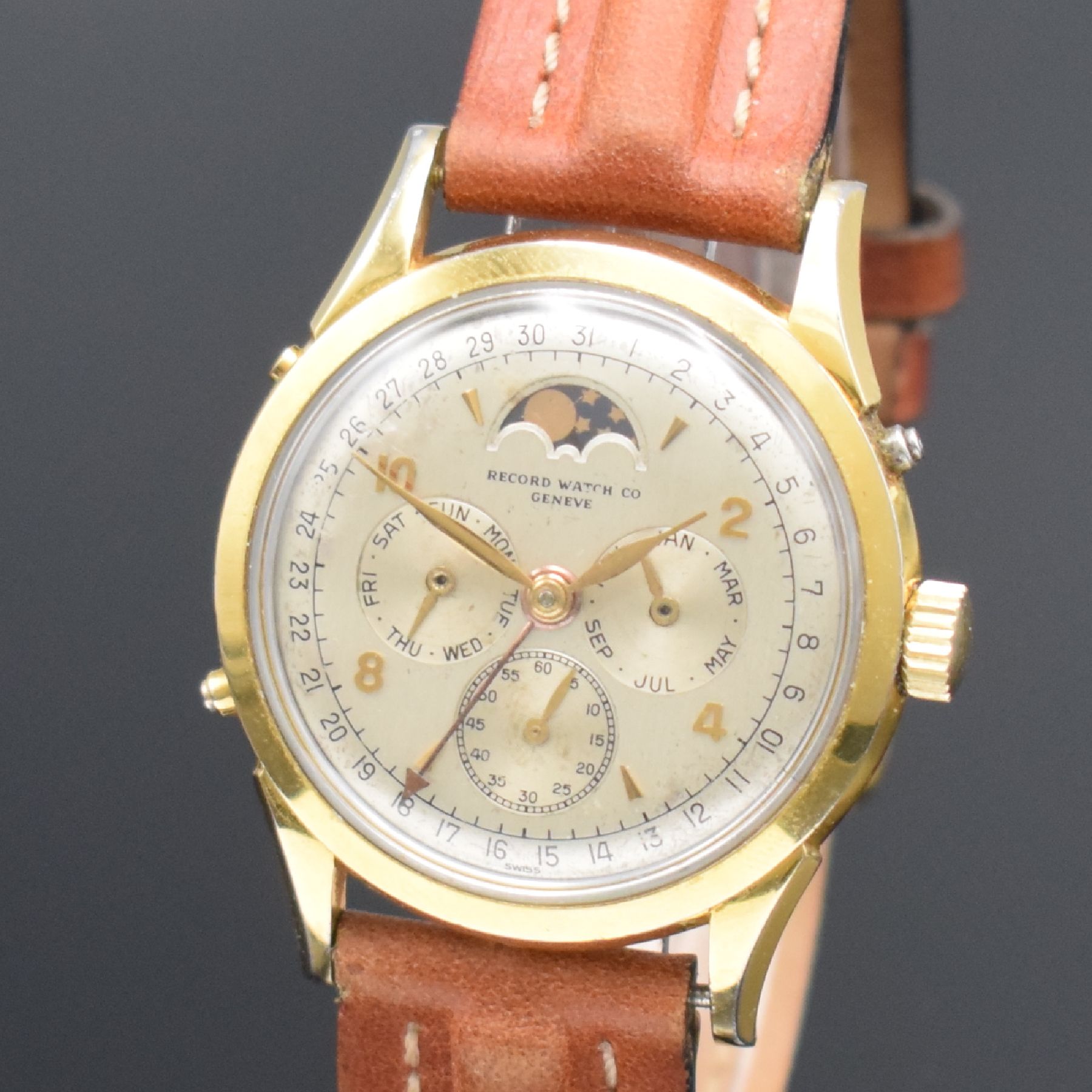 Detail c: RECORD WATCH CO vergoldete Herrenarmbanduhr mit Vollkalender & Mondphase, Schweiz um 1950, Handaufzug, verschr. Boden, silb. Zifferbl. m. gold. Ind. ...