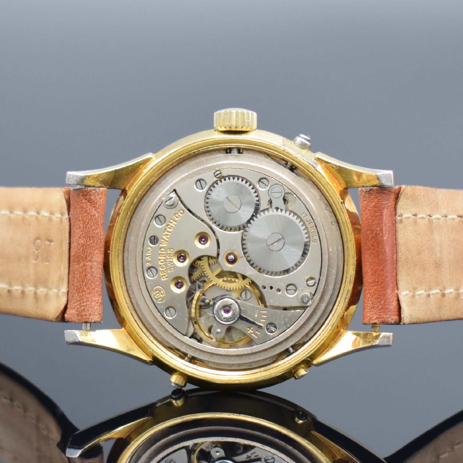 Detail e: RECORD WATCH CO vergoldete Herrenarmbanduhr mit Vollkalender & Mondphase, Schweiz um 1950, Handaufzug, verschr. Boden, silb. Zifferbl. m. gold. Ind. ...