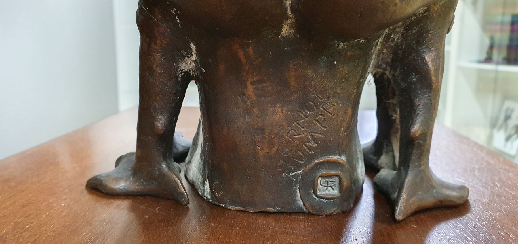 Detail e: Gernot Rumpf, geb. 1941 Kaiserslautern, Elwedritsche, Bronzeskulptur, monogr. und signiert, H. ca. 30cm, L. ca. 26cm, B. ca. 20cm, dazu ein Buch : ...