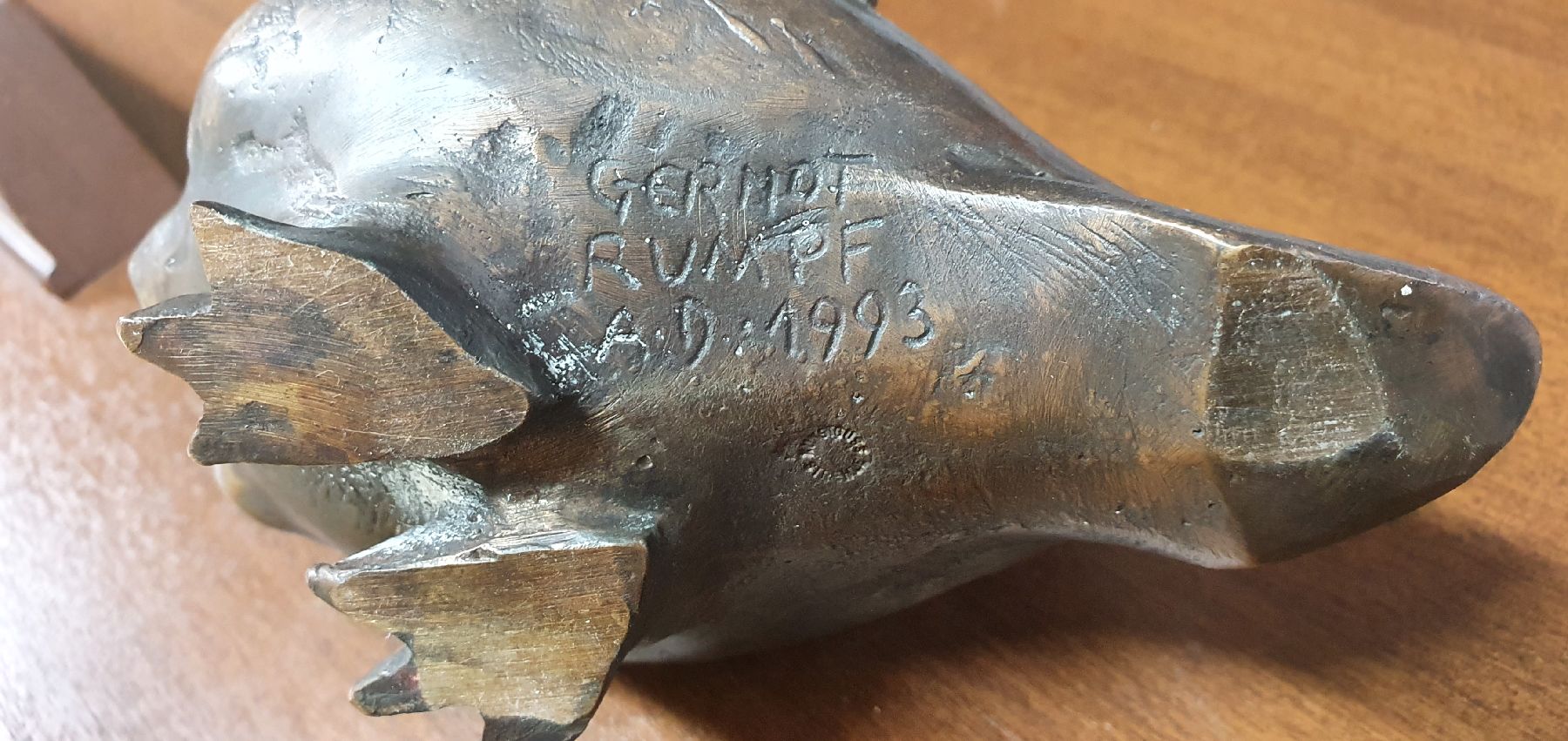 Detail b: Gernot Rumpf, geb. 1941 Kaiserslautern, Elwedritsche mit geflochtenen Zöpfen, signiert und dat. 1993, Gießerstempel Strehle, H. ca. 13cm dazu ein ...