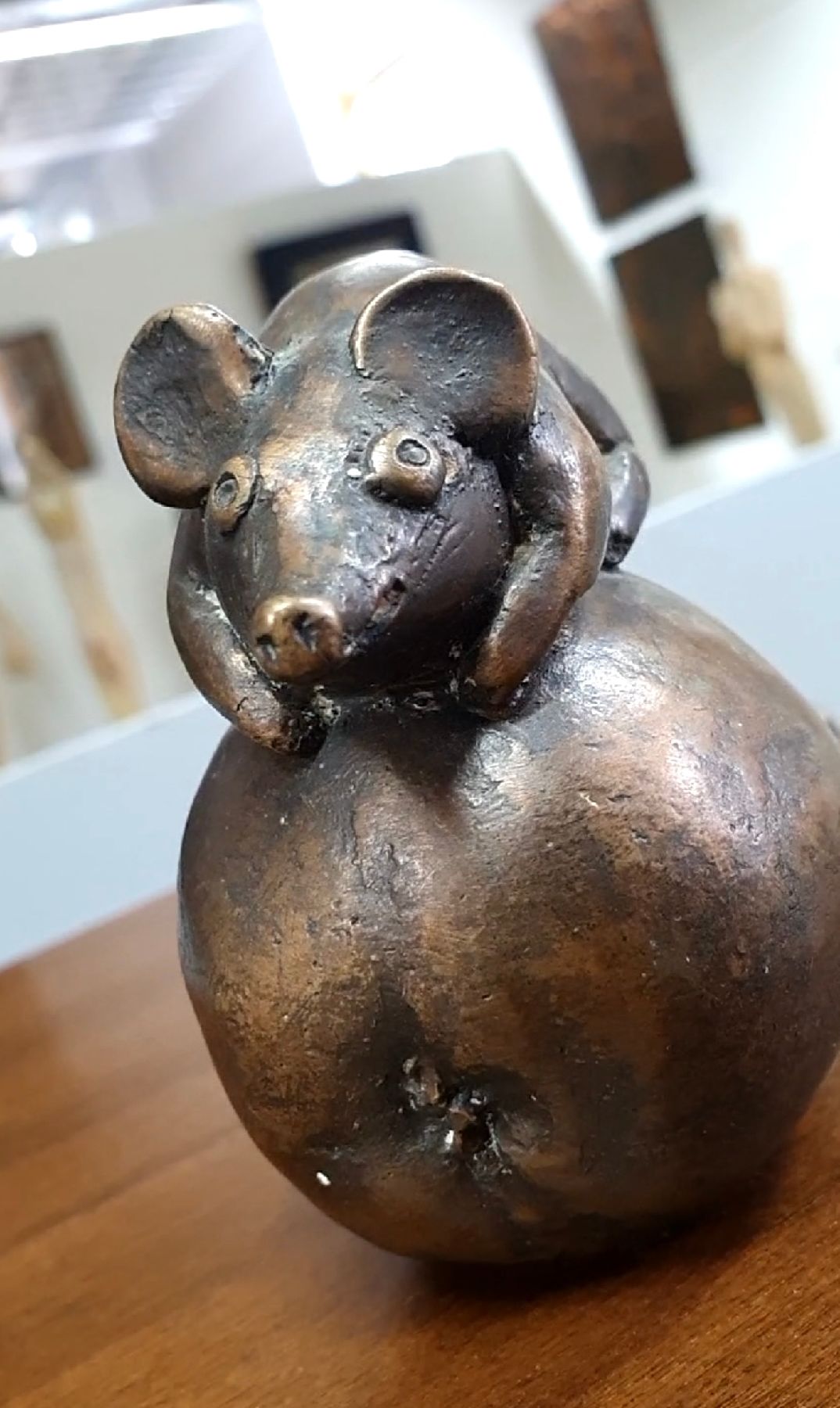 Detail a: Gernot Rumpf, geb. 1941 Kaiserslautern, Maus auf Birne, Bronzeguß, monogrammiert, H. ca. 8.5cm