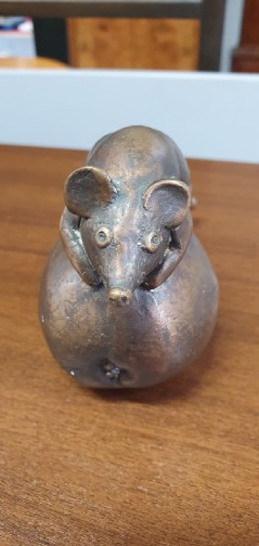 Detail b: Gernot Rumpf, geb. 1941 Kaiserslautern, Maus auf Birne, Bronzeguß, monogrammiert, H. ca. 8.5cm